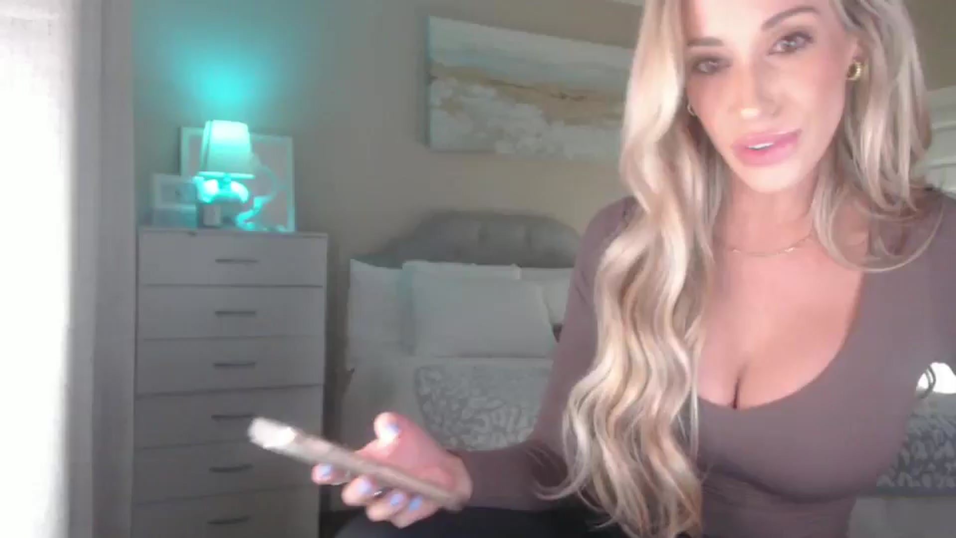 Gallery image thumbnail from Queen_bambii's myfreecams stream on, 05/29/2025, 04:24 image 15 of 20