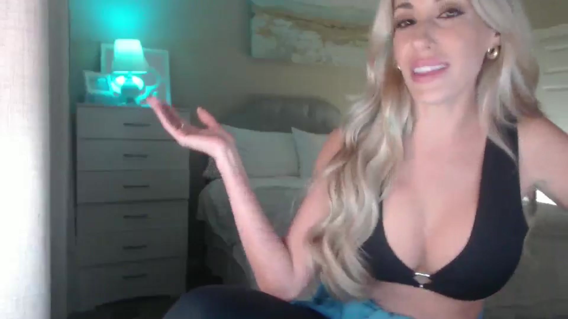 Gallery image thumbnail from Queen_bambii's myfreecams stream on, 06/18/2025, 06:40 image 3 of 20