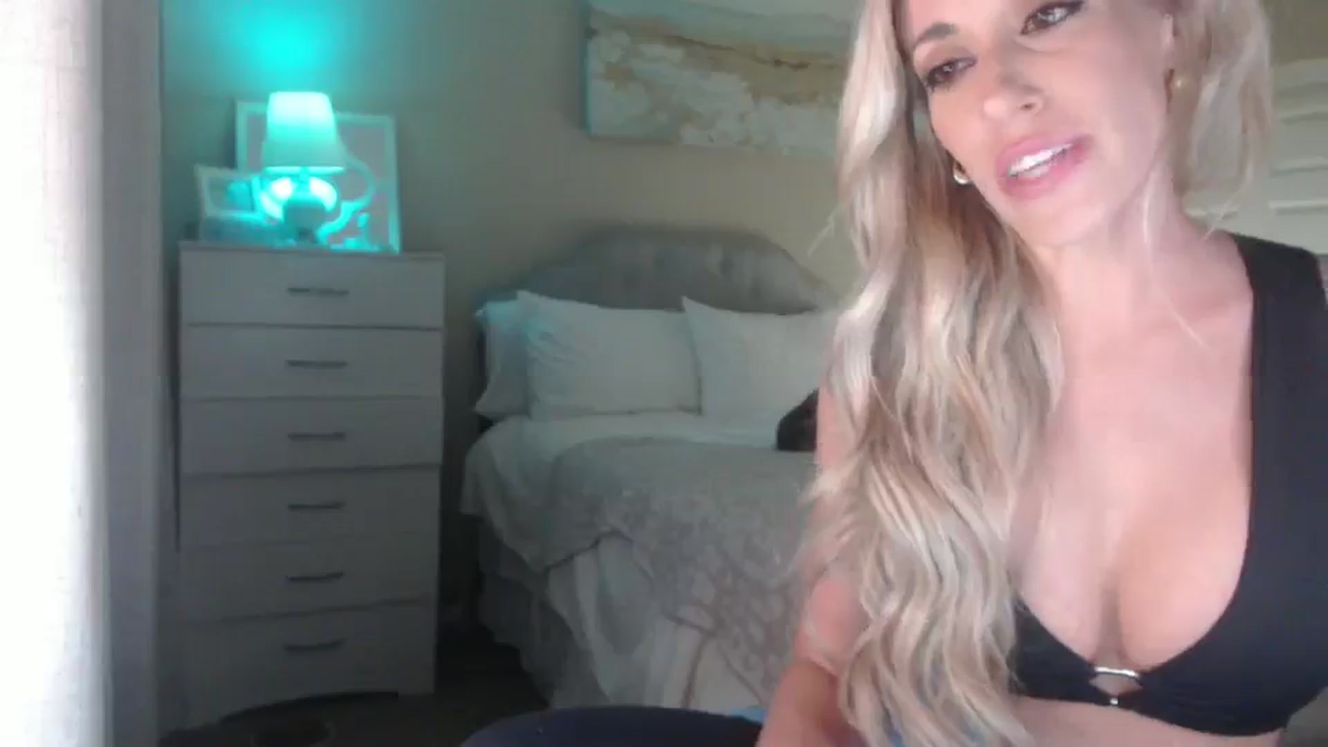 Gallery image thumbnail from Queen_bambii's myfreecams stream on, 06/18/2025, 06:40 image 11 of 20