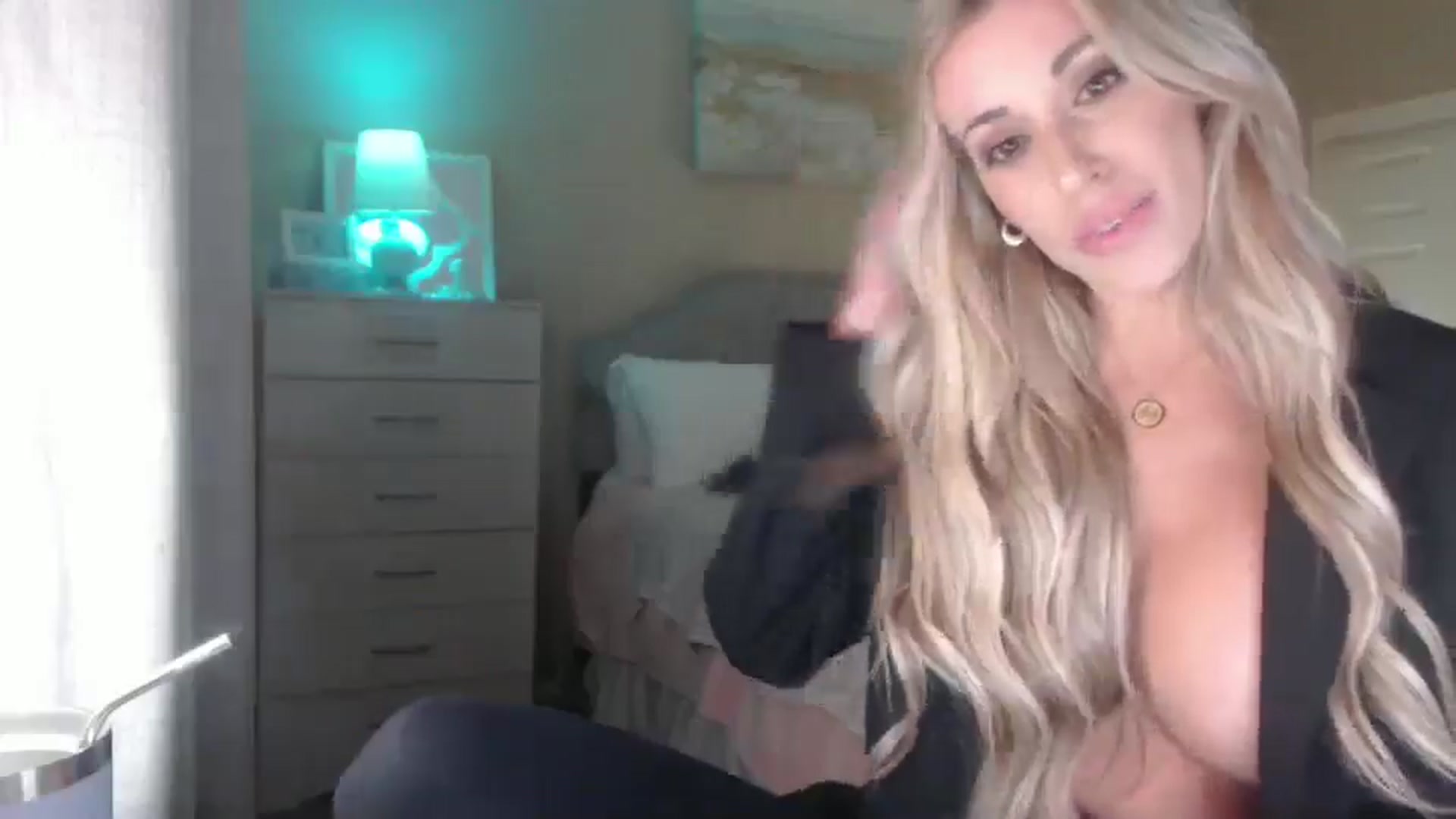 Gallery image thumbnail from Queen_bambii's myfreecams stream on, 06/21/2025, 07:11 image 13 of 20