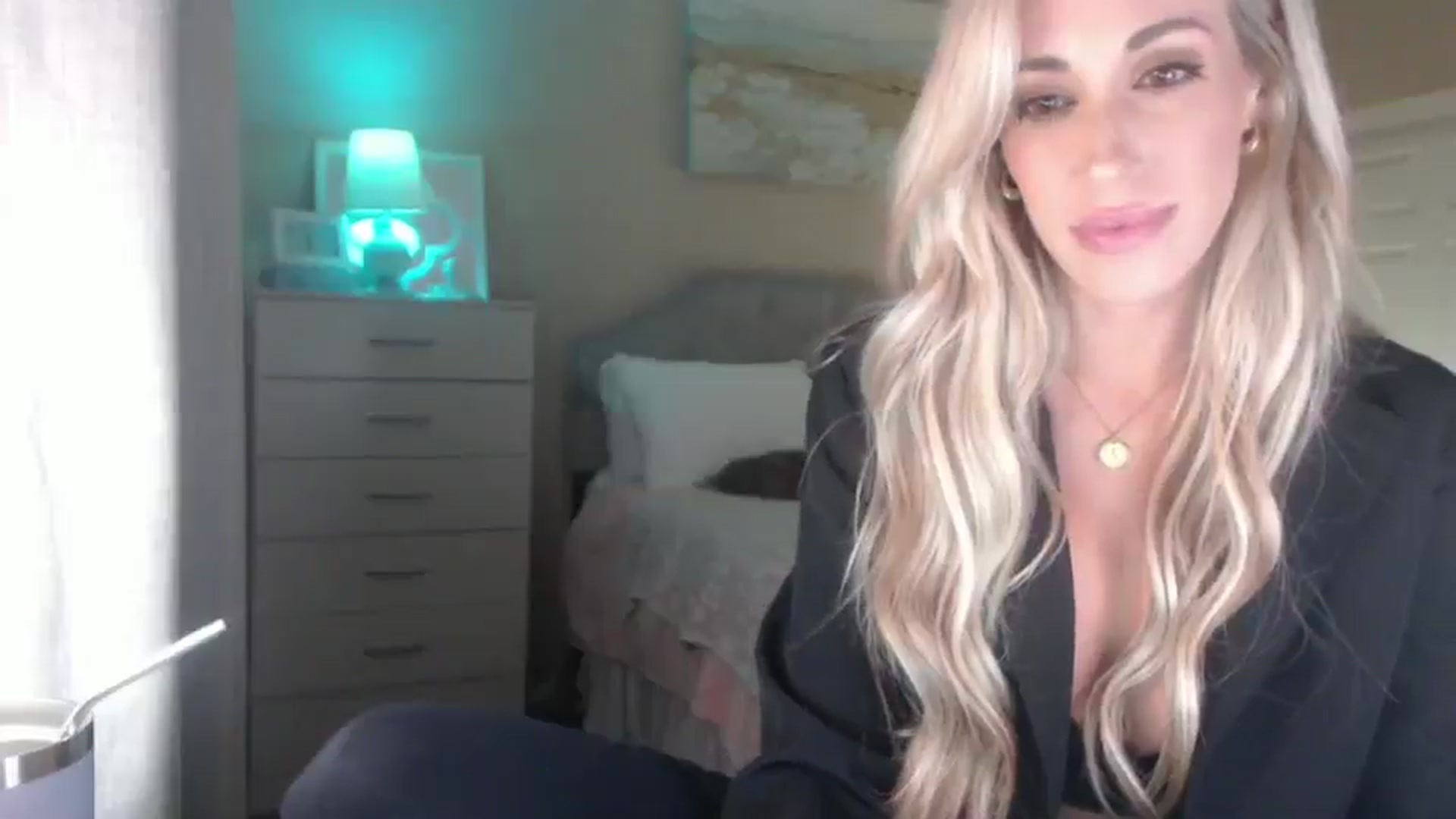 Gallery image thumbnail from Queen_bambii's myfreecams stream on, 06/21/2025, 07:11 image 4 of 20