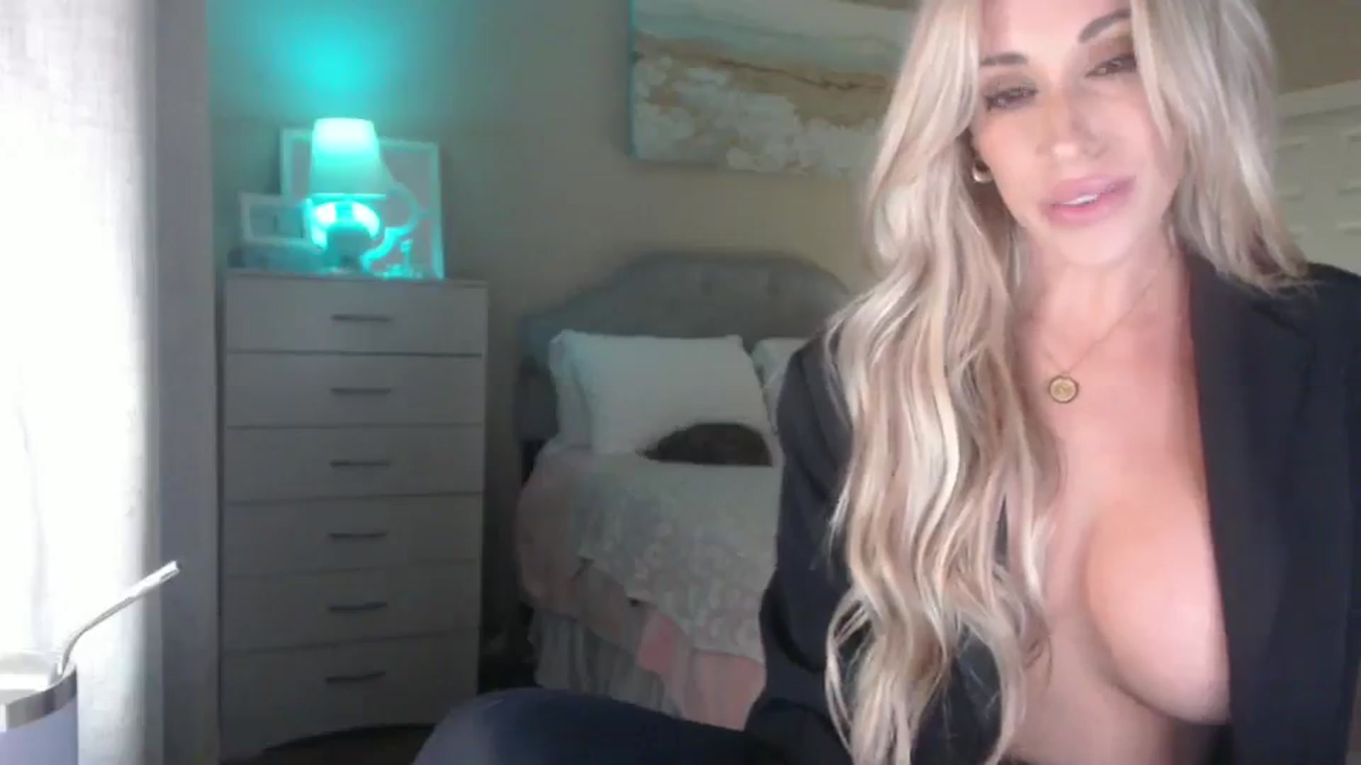 Gallery image thumbnail from Queen_bambii's myfreecams stream on, 06/21/2025, 07:11 image 16 of 20