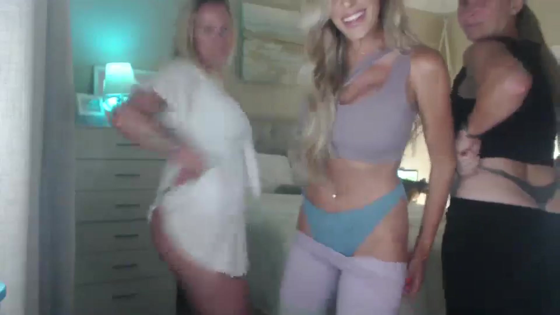 Gallery image thumbnail from Queen_bambii's myfreecams stream on, 07/10/2025, 06:09 image 3 of 20