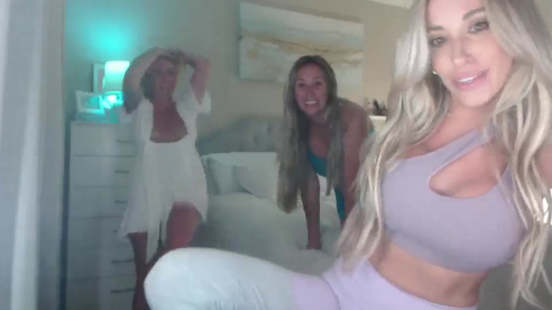 Gallery image thumbnail from Queen_bambii's myfreecams stream on, 07/10/2025, 07:10 image 8 of 20