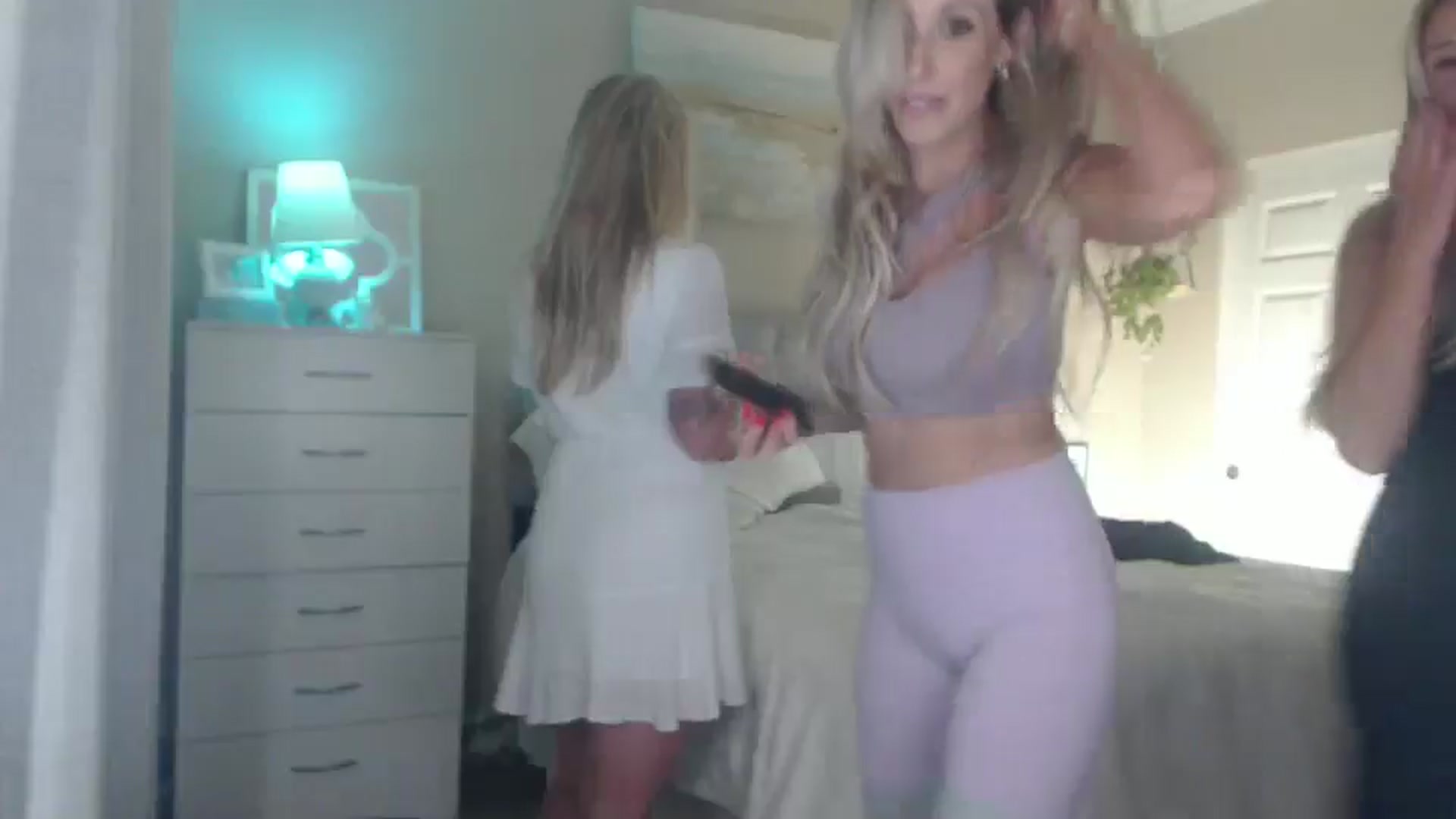 Gallery image thumbnail from Queen_bambii's myfreecams stream on, 07/10/2025, 07:10 image 6 of 20