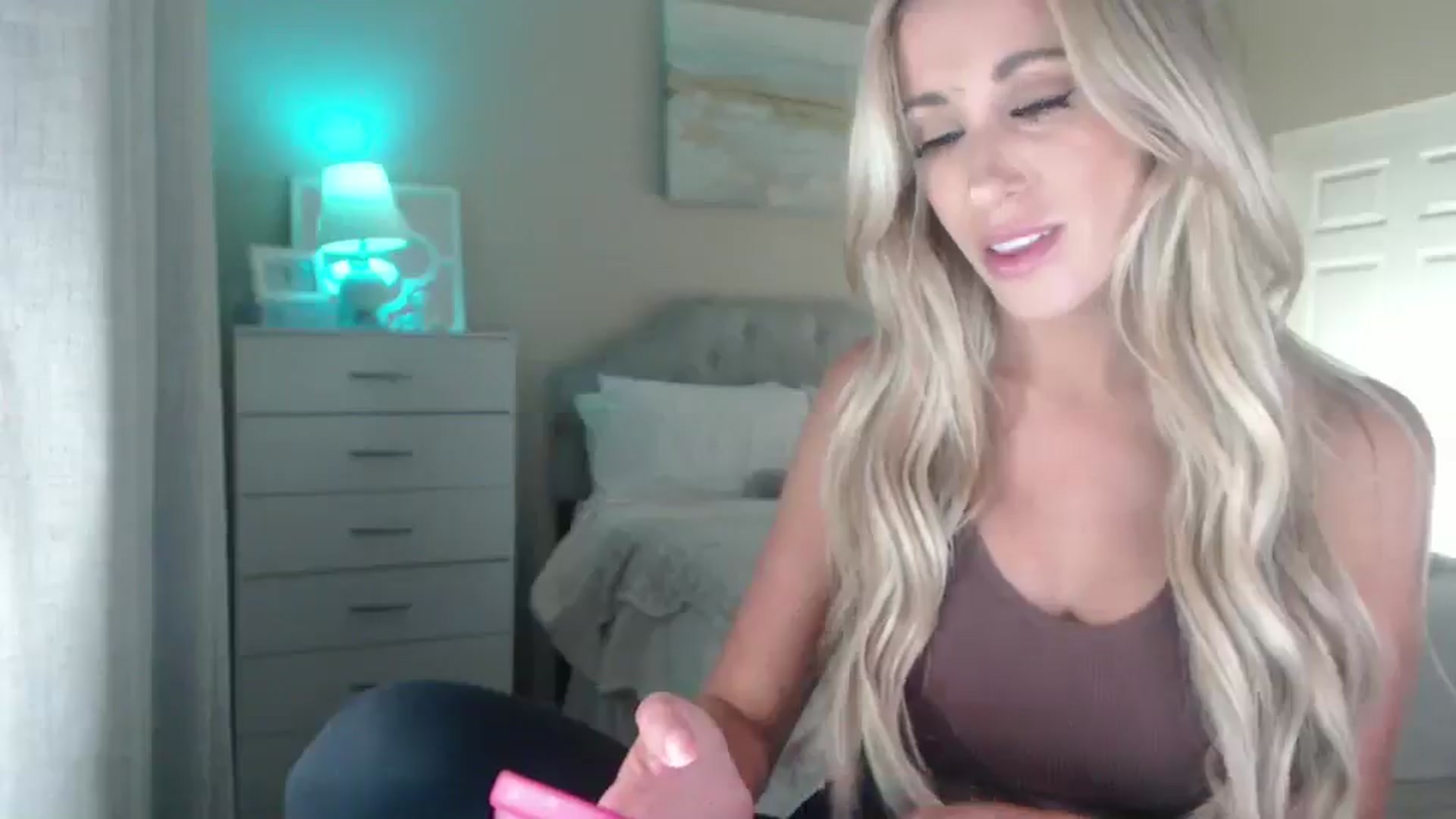 Gallery image thumbnail from Queen_bambii's myfreecams stream on, 08/05/2025, 06:50 image 12 of 20