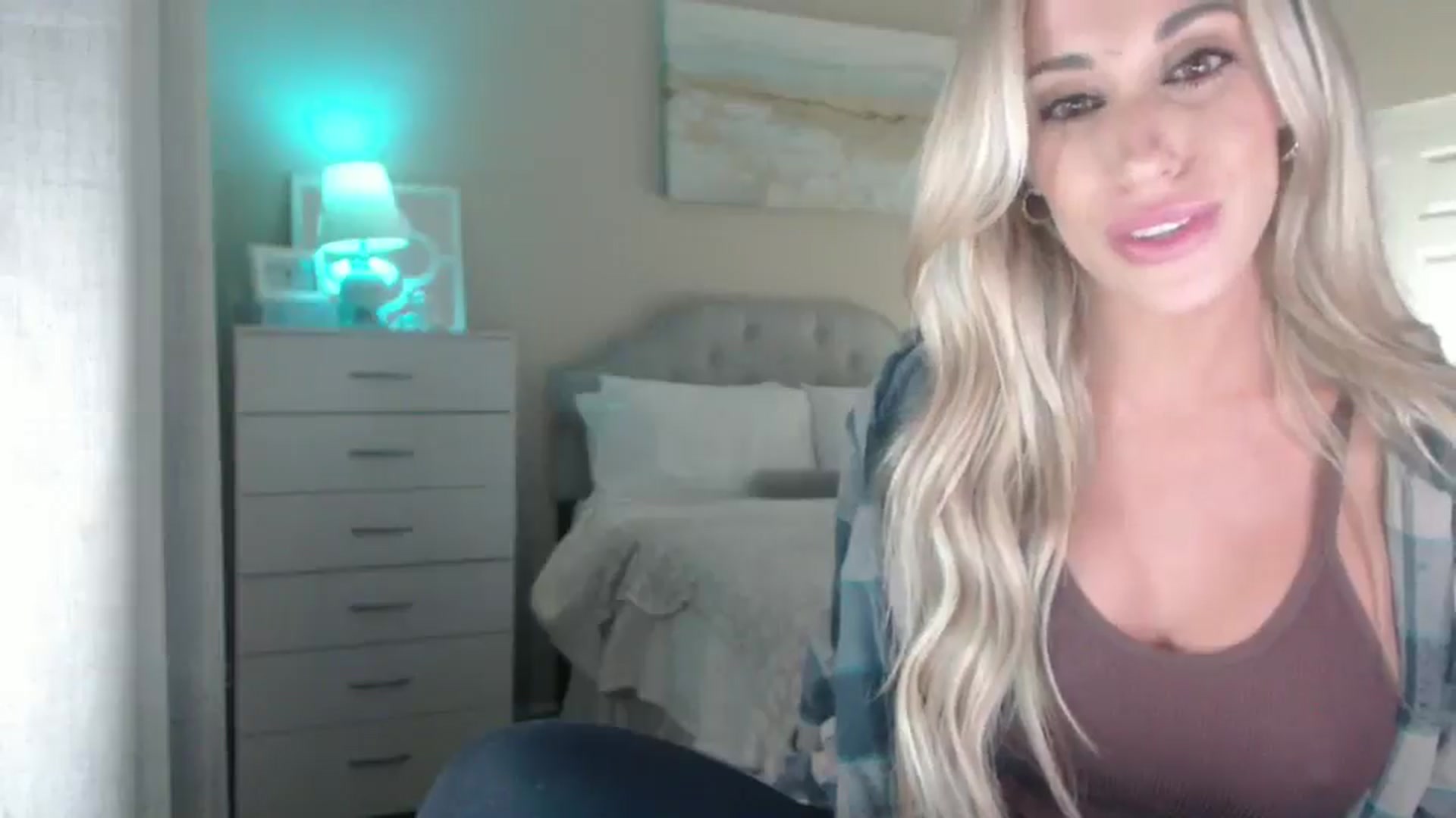 Gallery image thumbnail from Queen_bambii's myfreecams stream on, 08/05/2025, 06:50 image 15 of 20