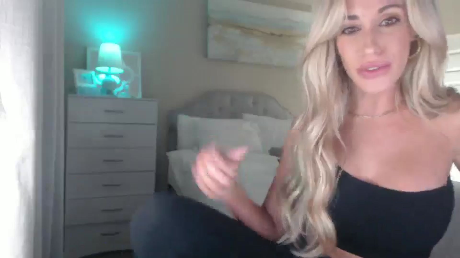 Gallery image thumbnail from Queen_bambii's myfreecams stream on, 08/10/2025, 07:35 image 6 of 20