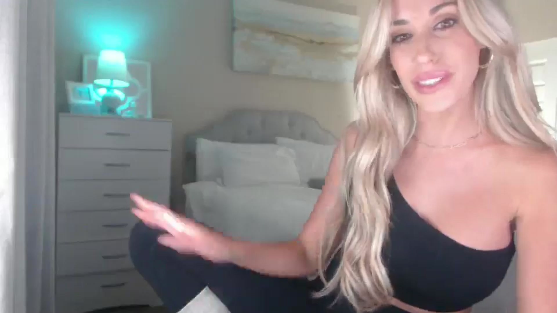 Gallery image thumbnail from Queen_bambii's myfreecams stream on, 08/10/2025, 07:35 image 17 of 20