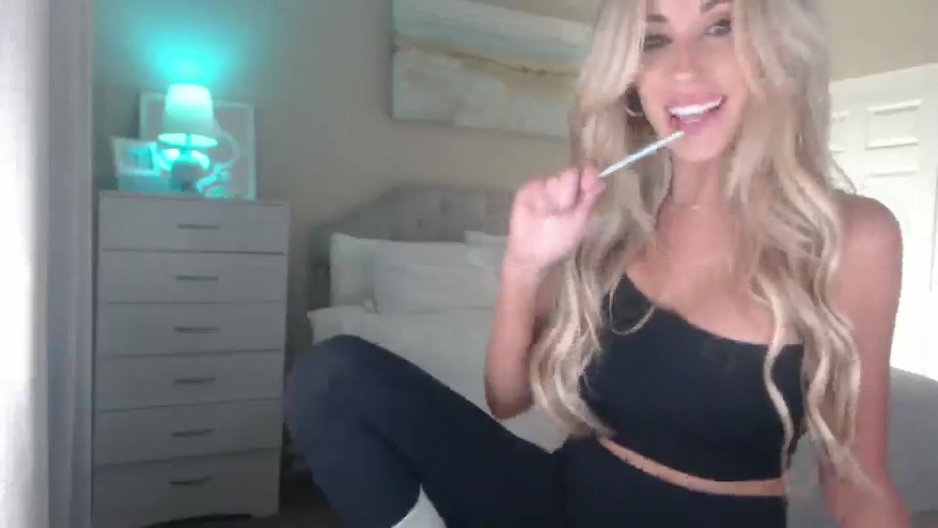 Gallery image thumbnail from Queen_bambii's myfreecams stream on, 08/10/2025, 07:35 image 19 of 20