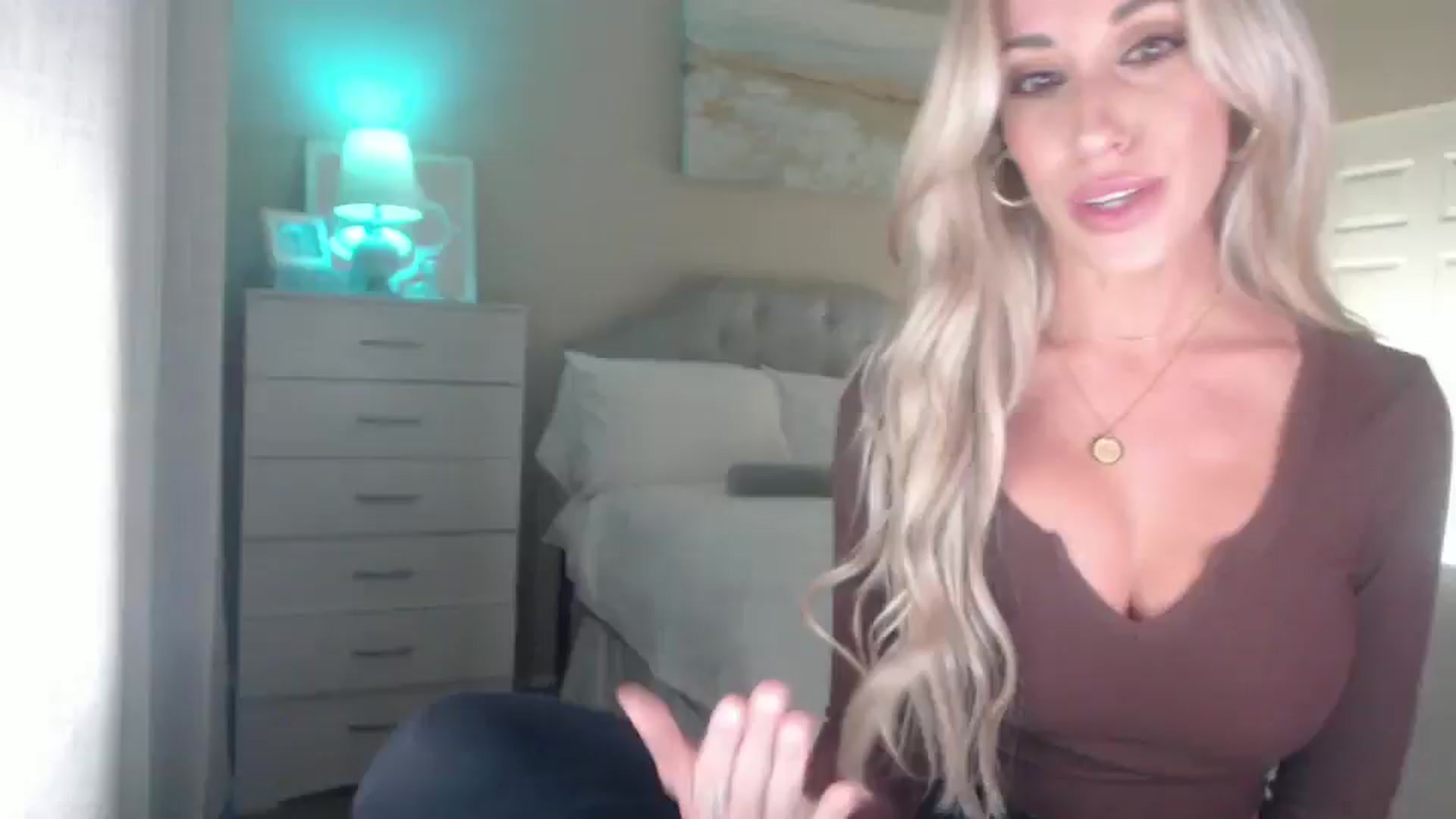 Gallery image thumbnail from Queen_bambii's myfreecams stream on, 08/12/2025, 07:54 image 8 of 20