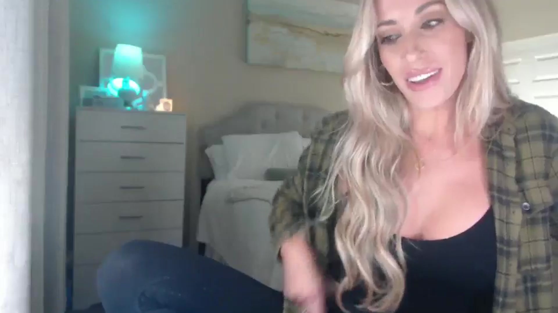 Gallery image thumbnail from Queen_bambii's myfreecams stream on, 08/17/2025, 07:00 image 9 of 20