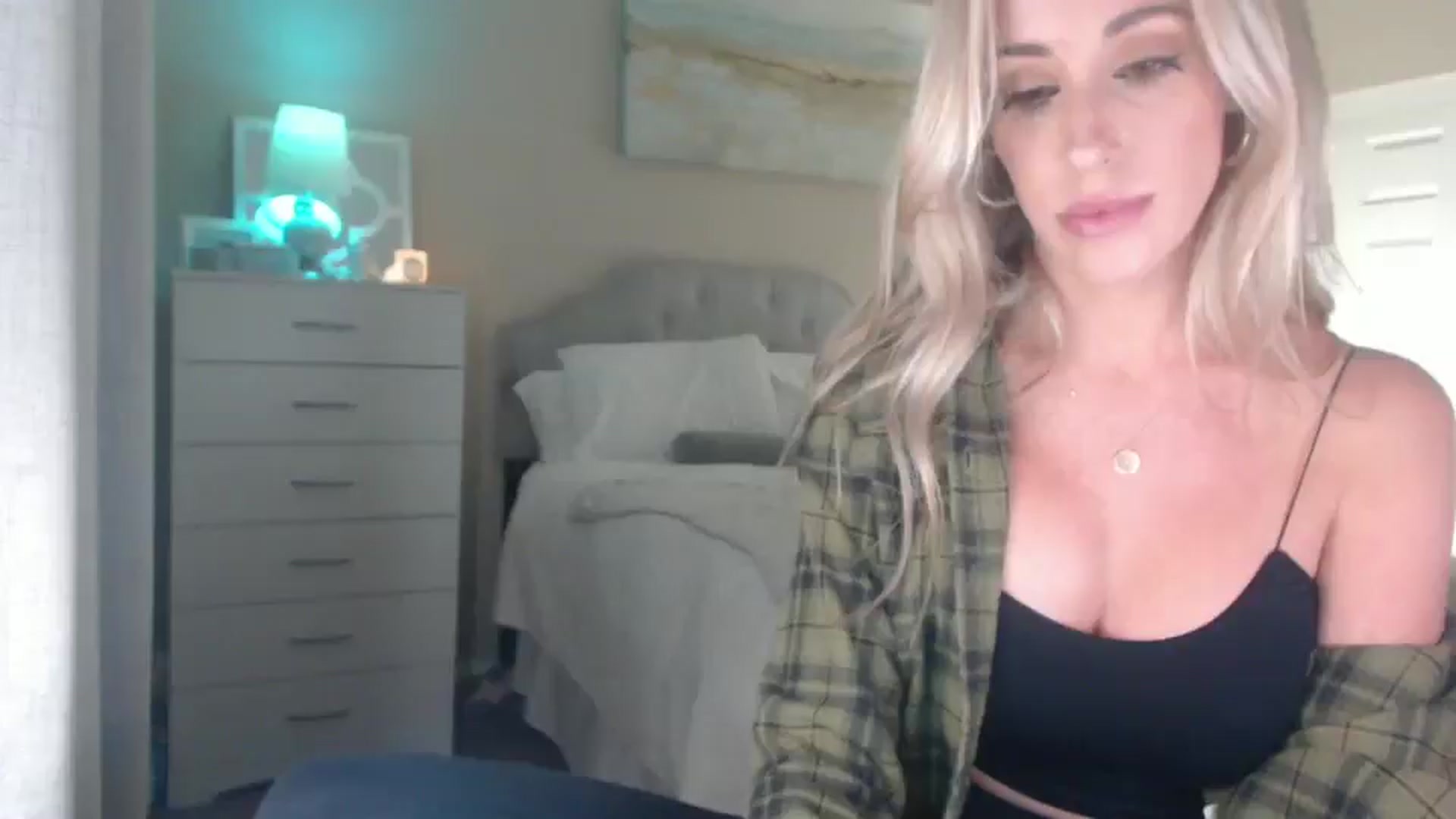 Gallery image thumbnail from Queen_bambii's myfreecams stream on, 08/17/2025, 07:00 image 2 of 20