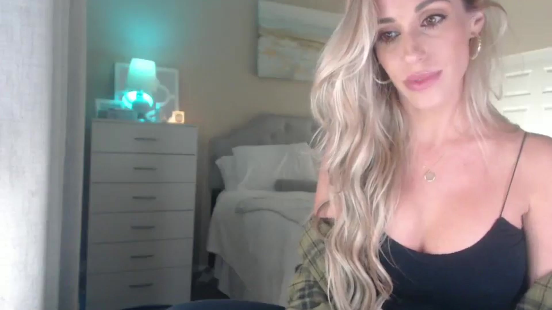 Gallery image thumbnail from Queen_bambii's myfreecams stream on, 08/17/2025, 07:00 image 15 of 20