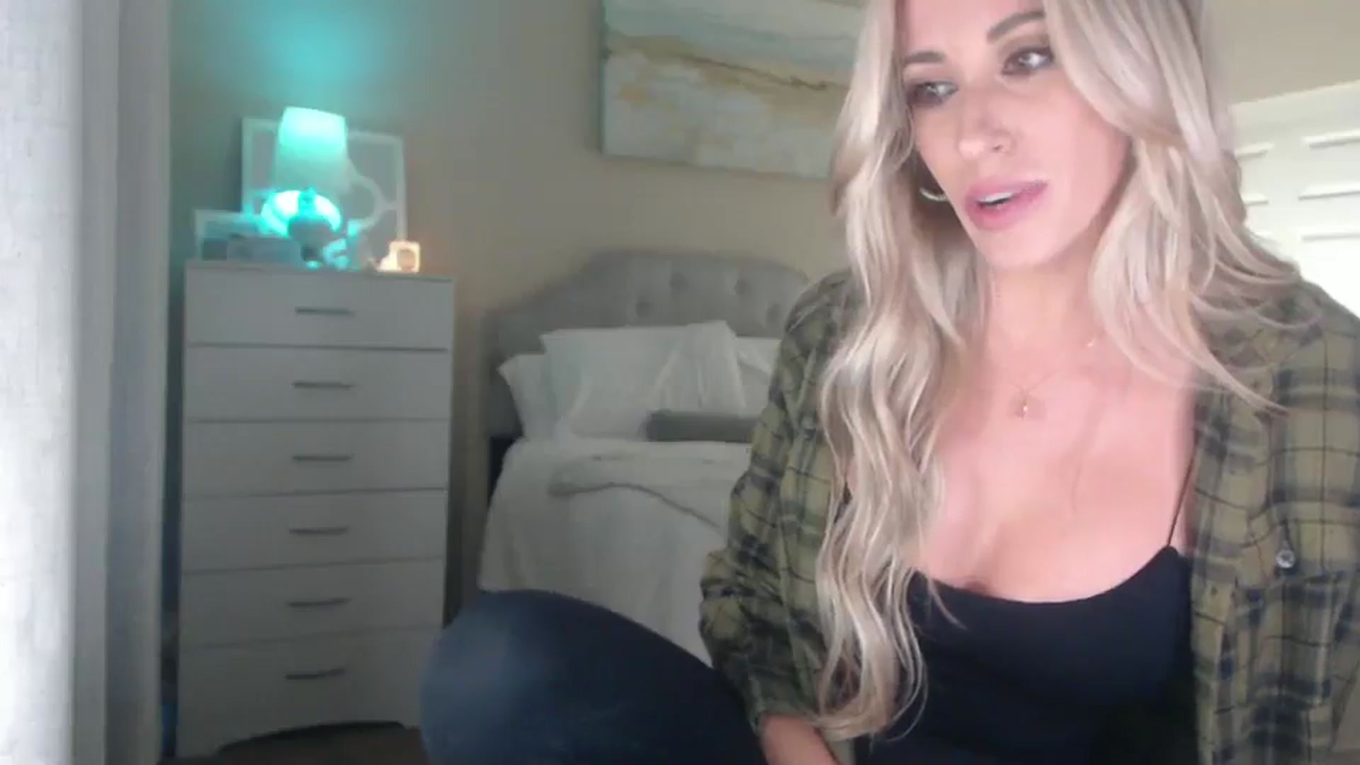 Gallery image thumbnail from Queen_bambii's myfreecams stream on, 08/17/2025, 07:00 image 12 of 20
