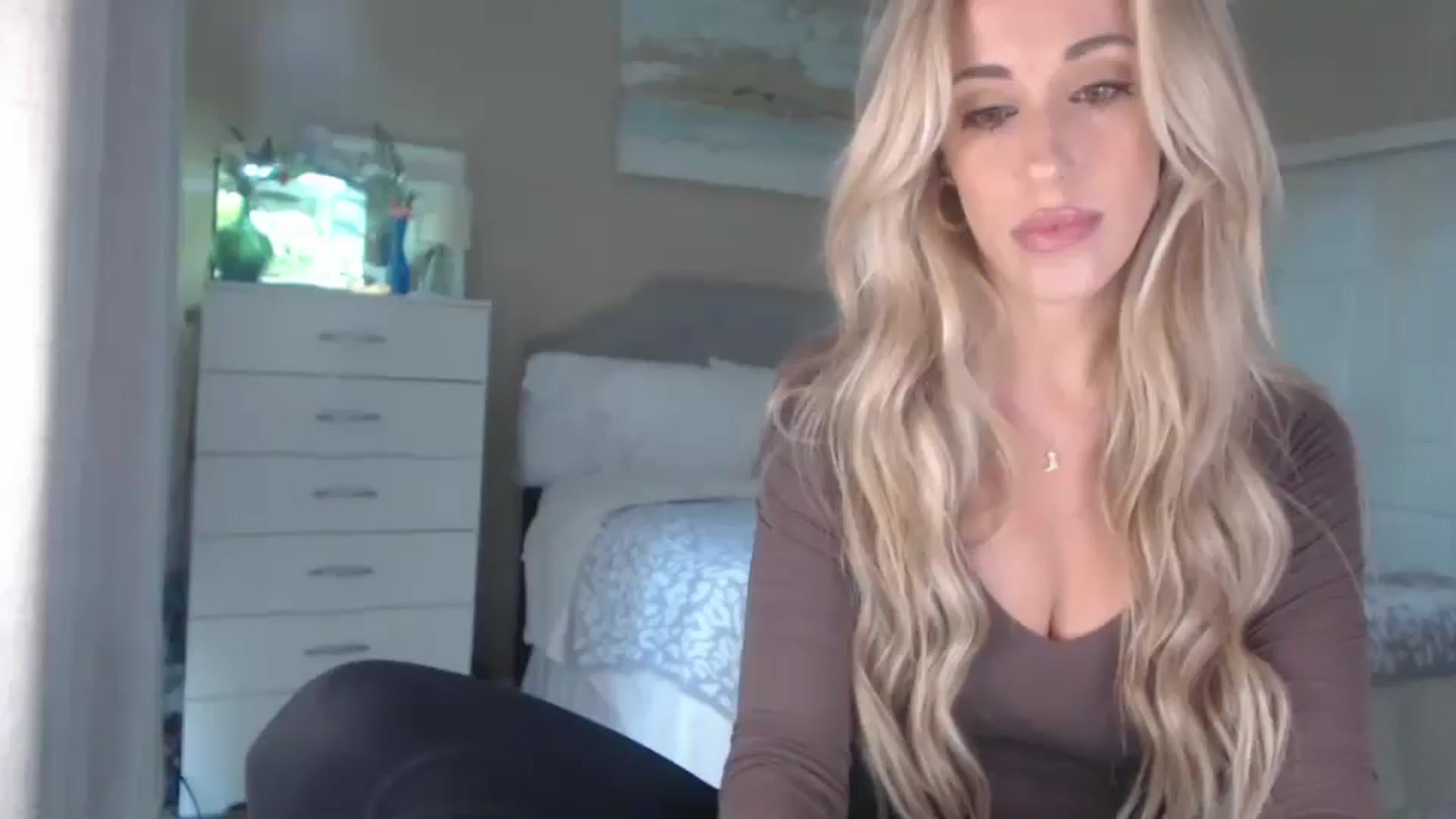 Gallery image thumbnail from Queen_bambii's myfreecams stream on, 10/10/2025, 21:03 image 1 of 20