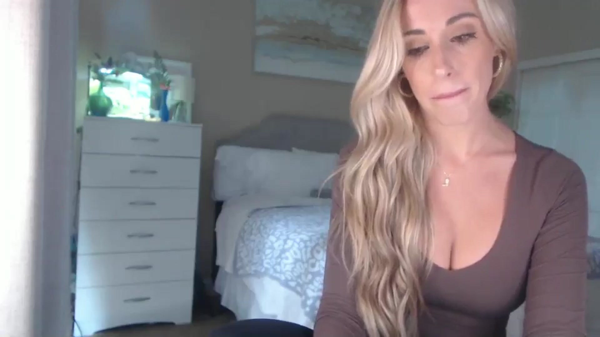 Gallery image thumbnail from Queen_bambii's myfreecams stream on, 10/10/2025, 21:03 image 5 of 20