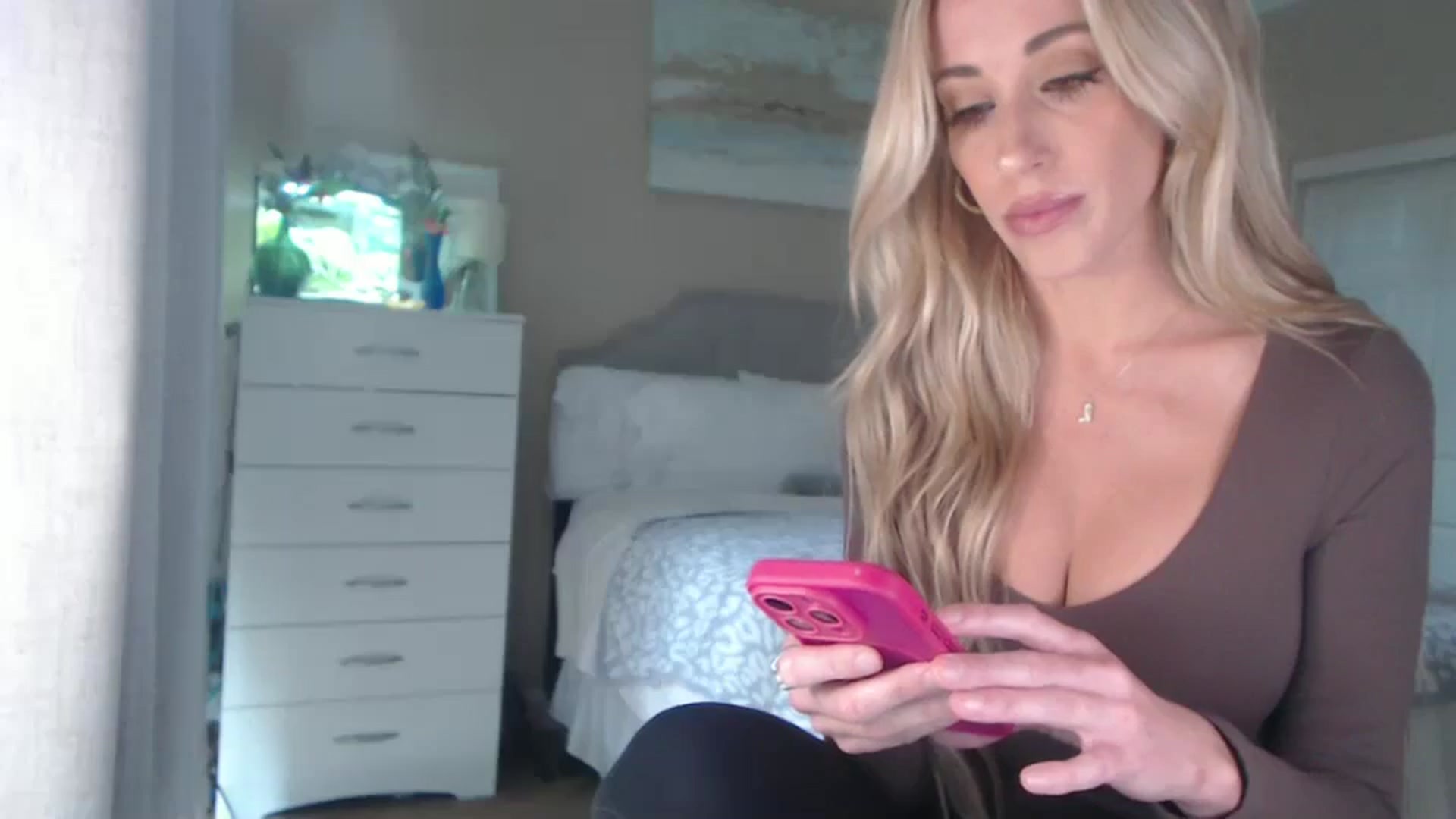 Gallery image thumbnail from Queen_bambii's myfreecams stream on, 10/10/2025, 21:03 image 18 of 20