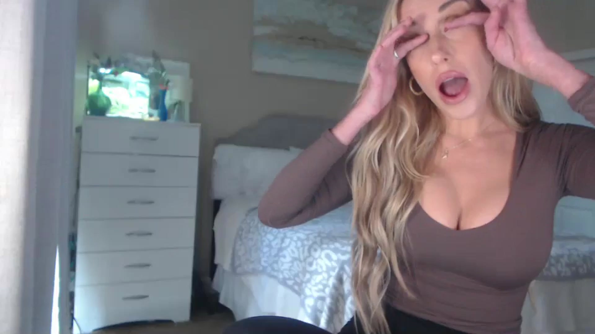 Gallery image thumbnail from Queen_bambii's myfreecams stream on, 10/10/2025, 21:03 image 12 of 20