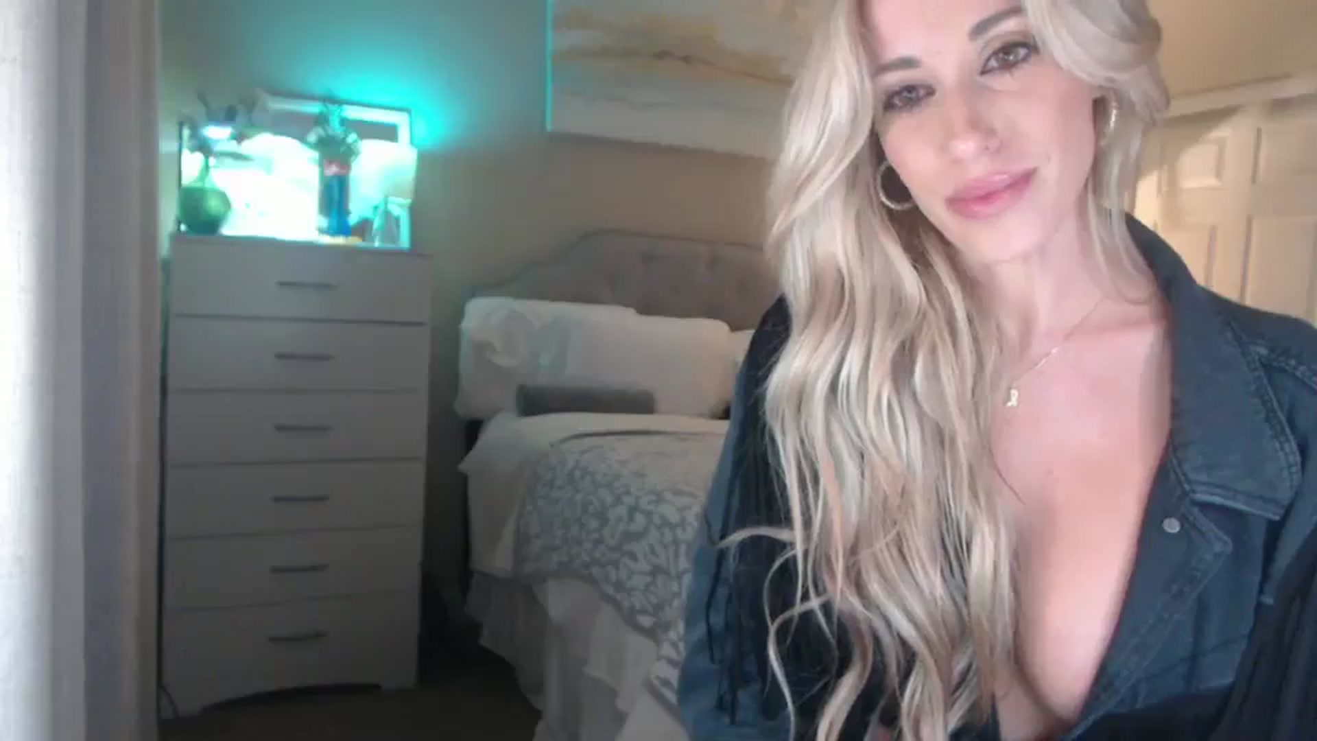 Gallery image thumbnail from Queen_bambii's myfreecams stream on, 10/11/2025, 05:04 image 17 of 20