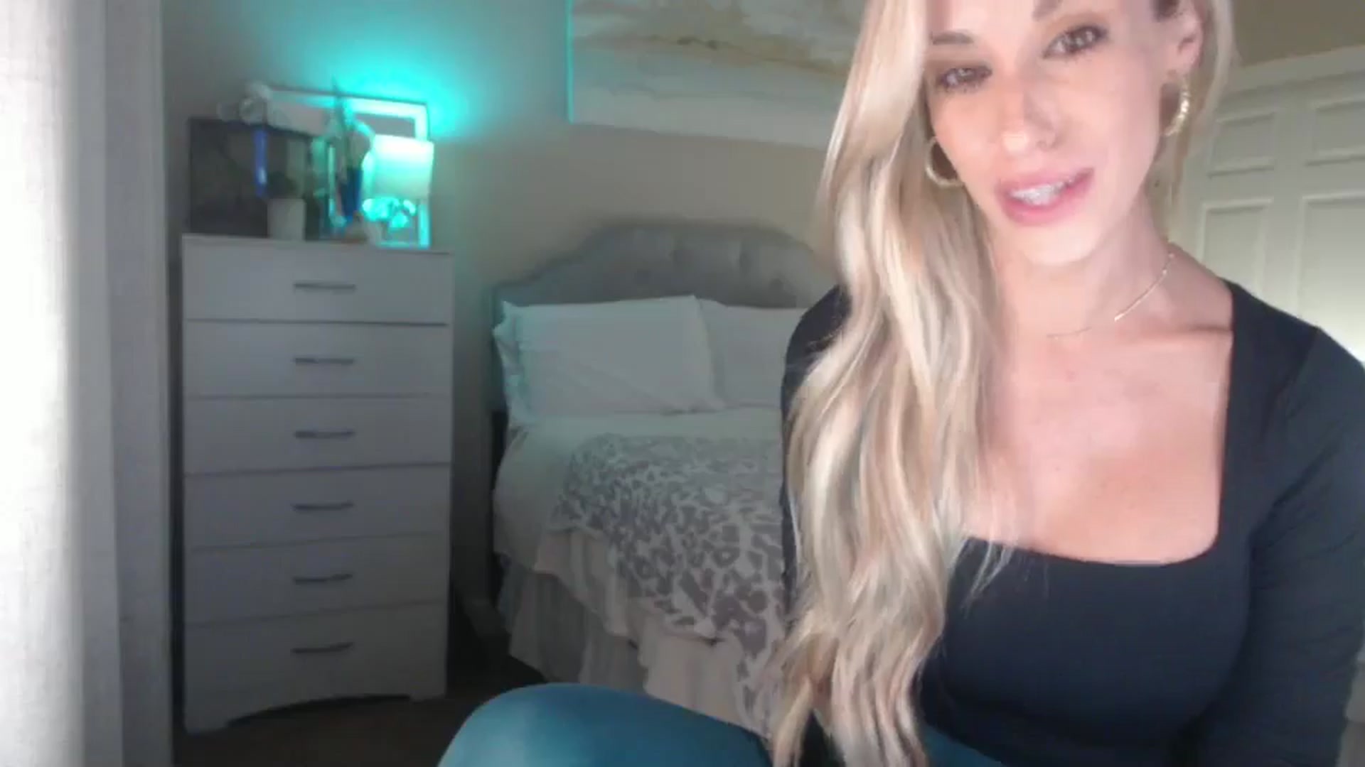 Gallery image thumbnail from Queen_bambii's myfreecams stream on, 10/28/2025, 08:17 image 4 of 20