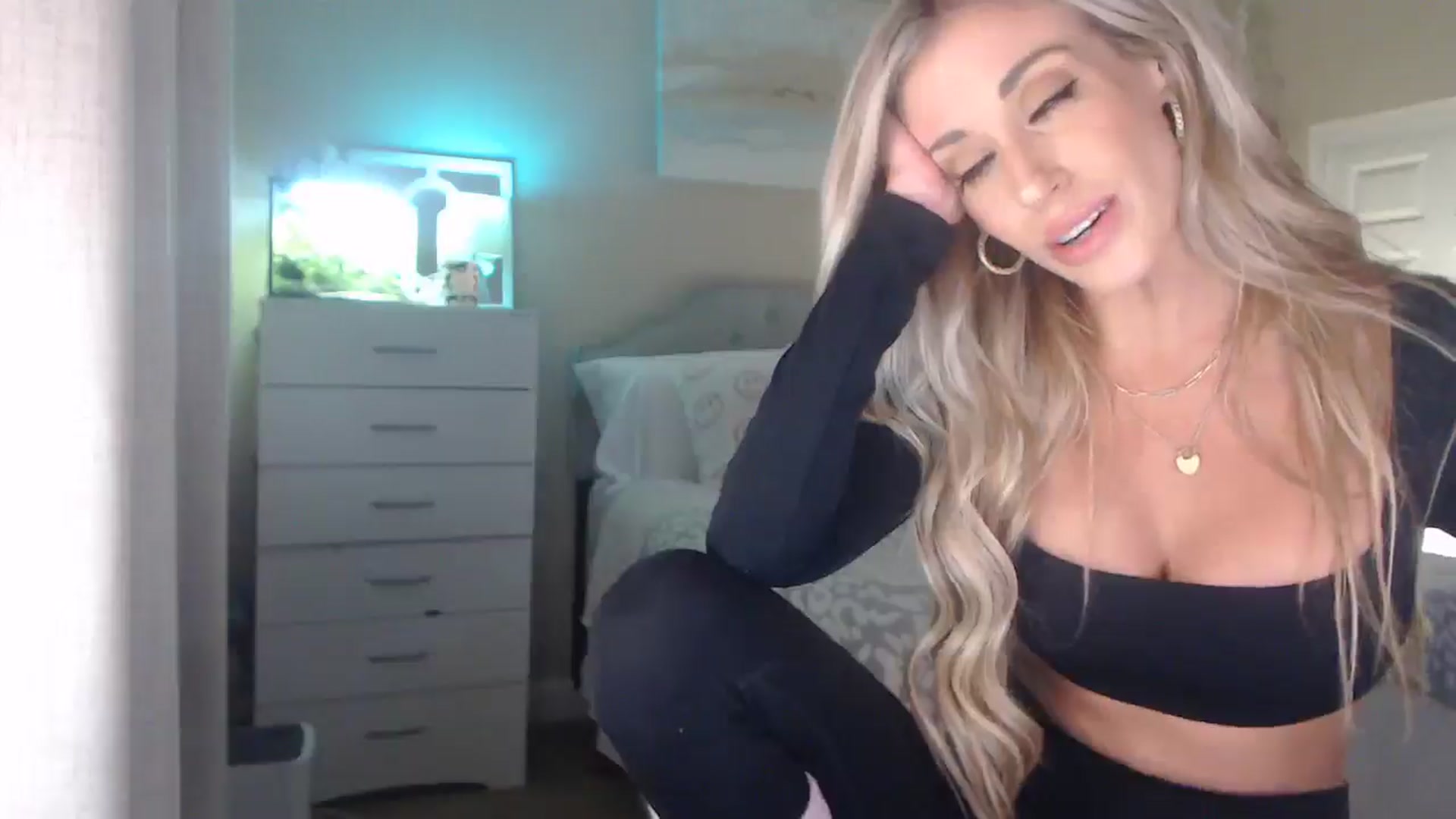 Gallery image thumbnail from Queen_bambii's myfreecams stream on, 12/05/2025, 07:48 image 12 of 20