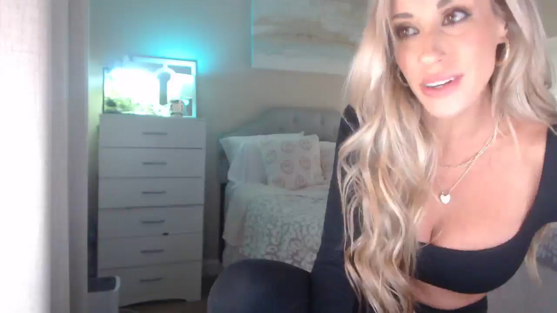 Gallery image thumbnail from Queen_bambii's myfreecams stream on, 12/05/2025, 07:48 image 6 of 20