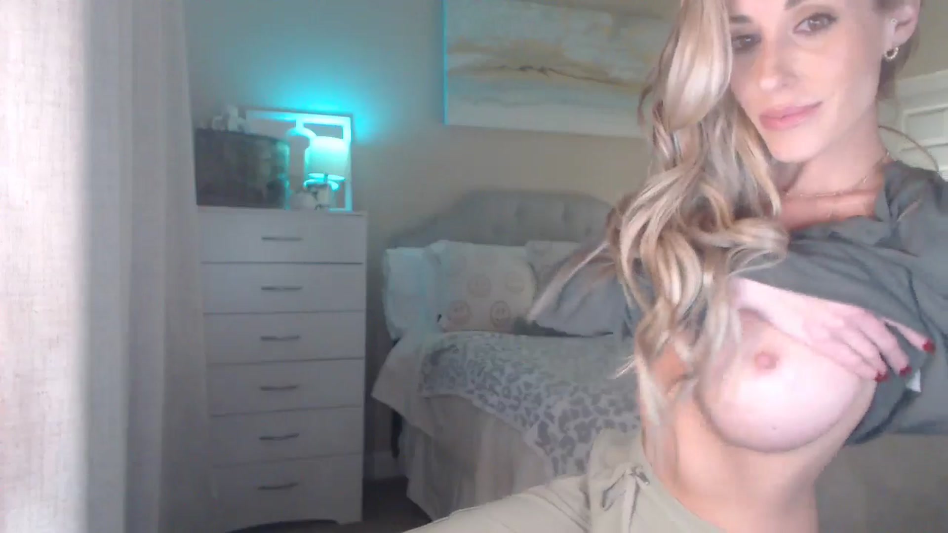 Gallery image thumbnail from Queen_bambii's myfreecams stream on, 12/10/2025, 08:43 image 7 of 20