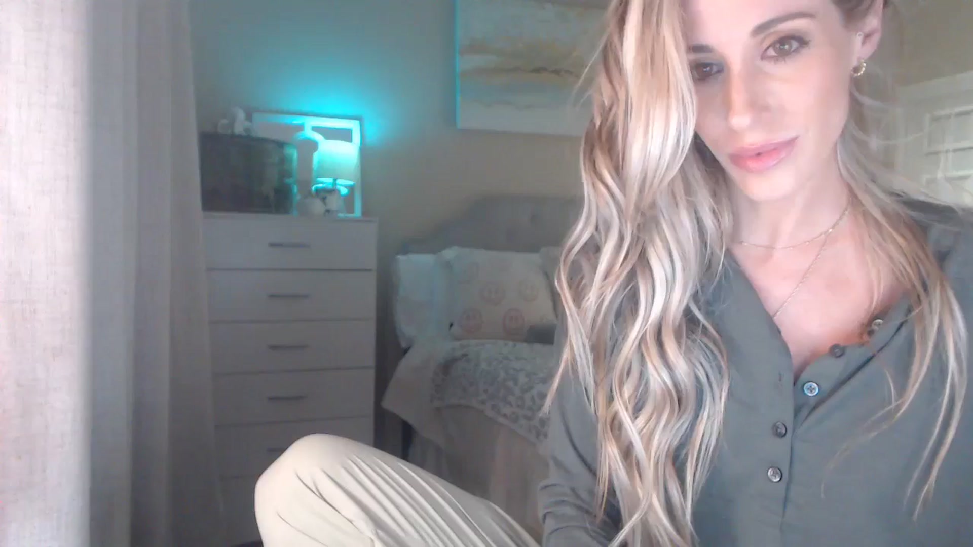 Gallery image thumbnail from Queen_bambii's myfreecams stream on, 12/10/2025, 08:43 image 18 of 20