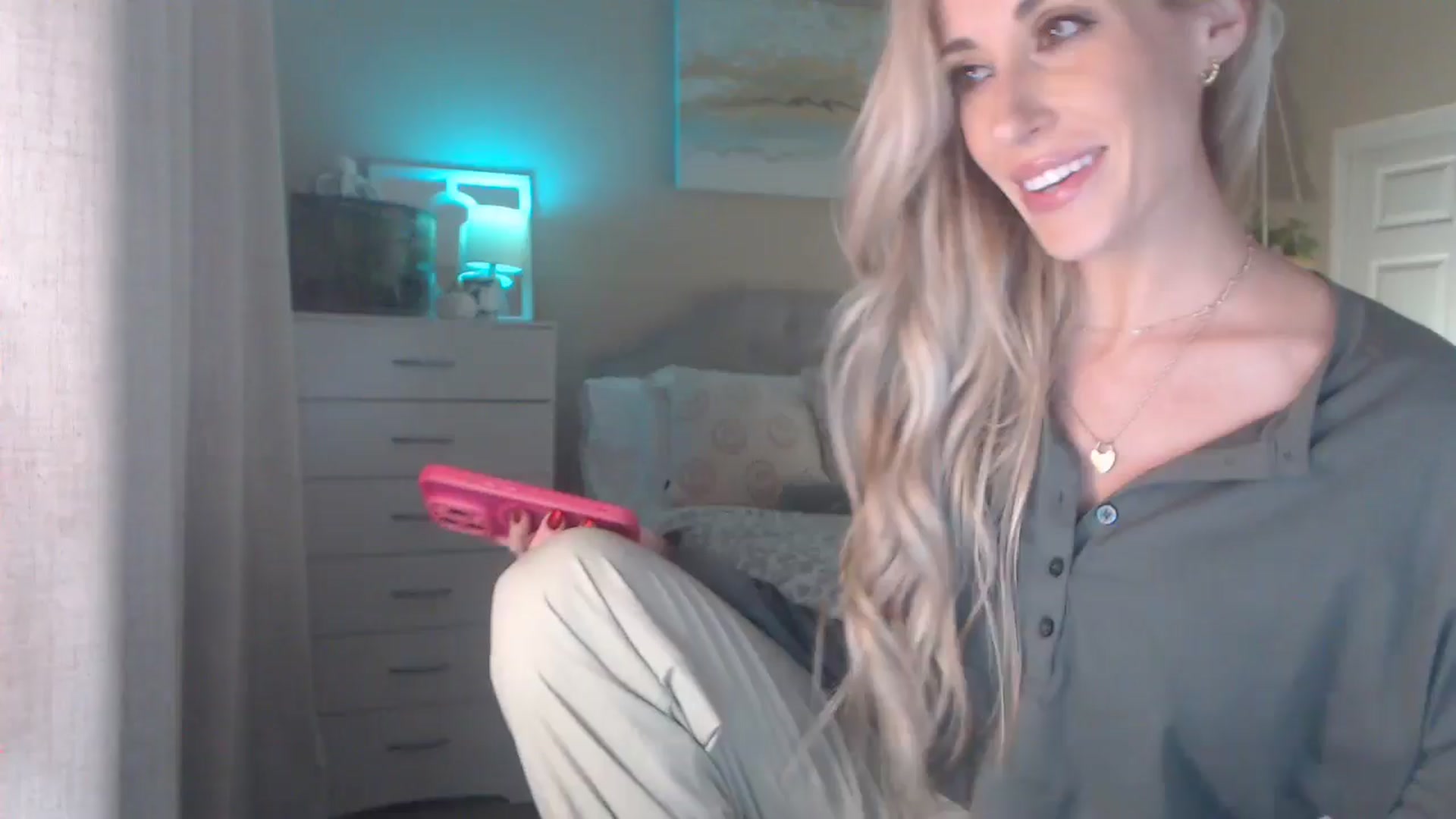Gallery image thumbnail from Queen_bambii's myfreecams stream on, 12/10/2025, 08:43 image 1 of 20