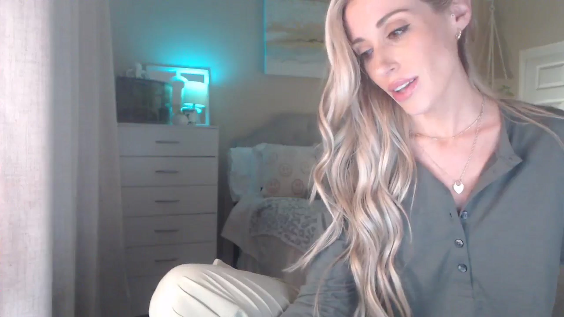 Gallery image thumbnail from Queen_bambii's myfreecams stream on, 12/10/2025, 08:43 image 6 of 20