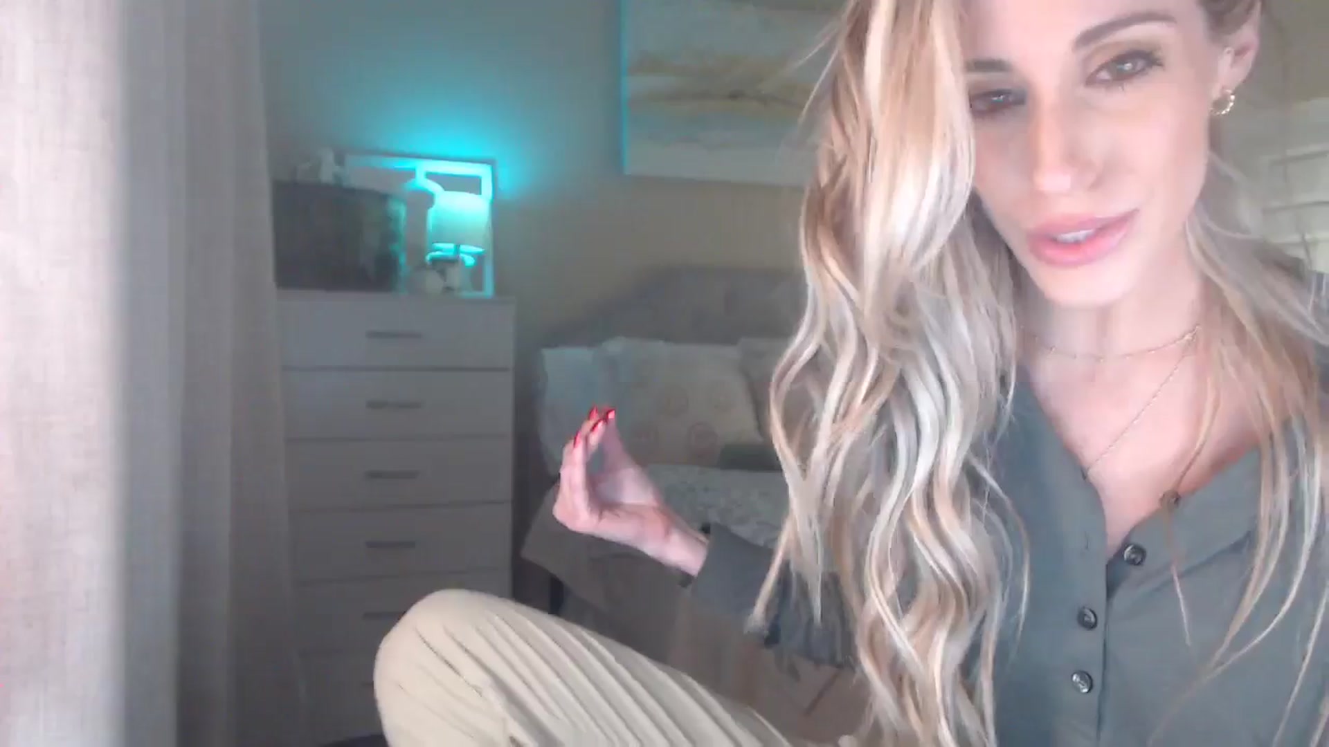 Gallery image thumbnail from Queen_bambii's myfreecams stream on, 12/10/2025, 08:43 image 19 of 20