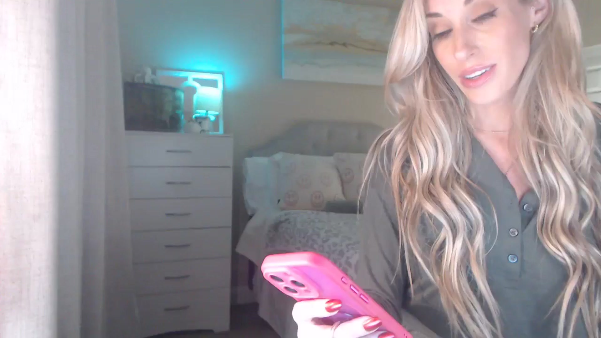 Gallery image thumbnail from Queen_bambii's myfreecams stream on, 12/10/2025, 08:43 image 17 of 20