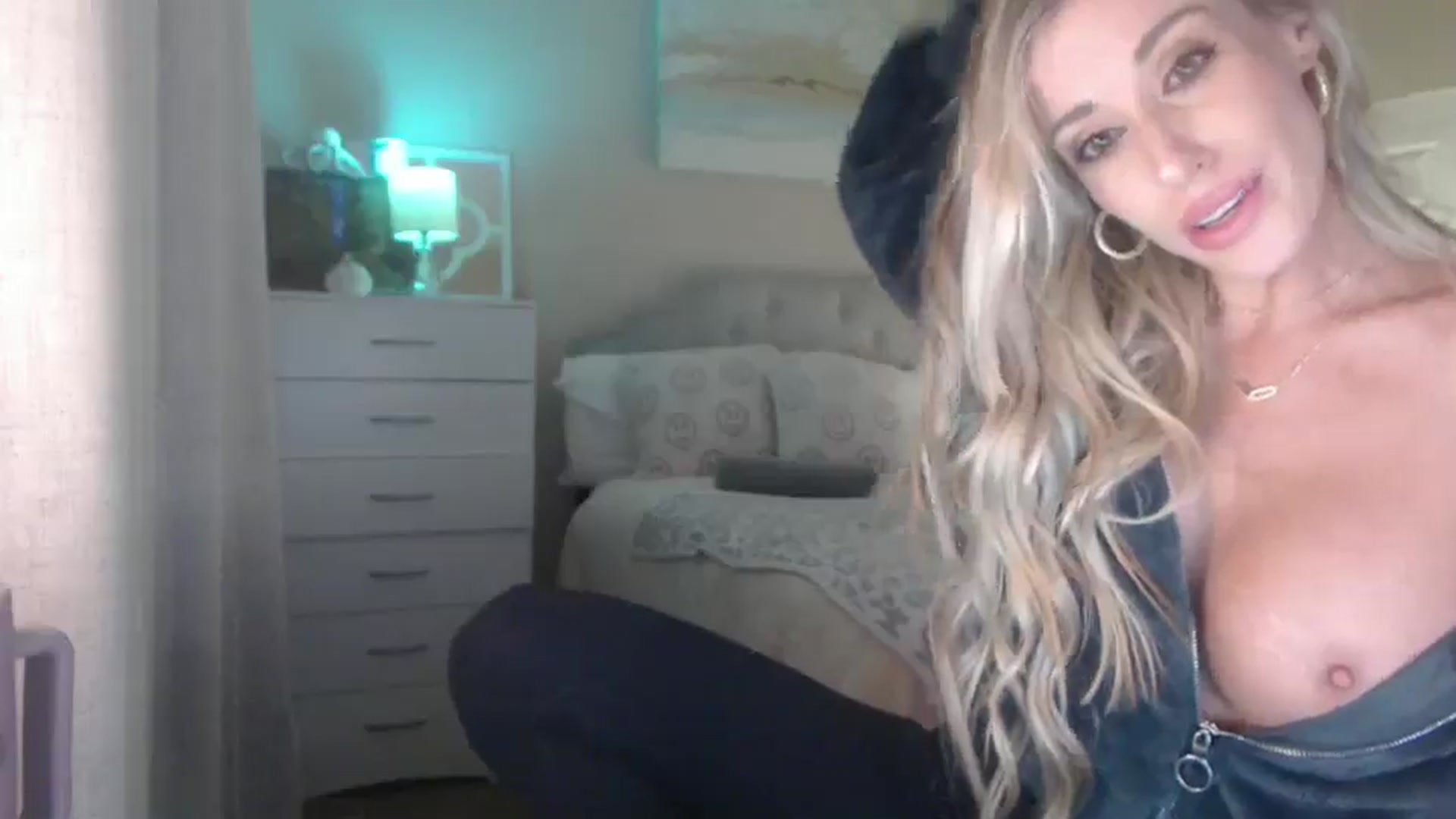 Gallery image thumbnail from Queen_bambii's myfreecams stream on, 12/12/2025, 07:14 image 12 of 20