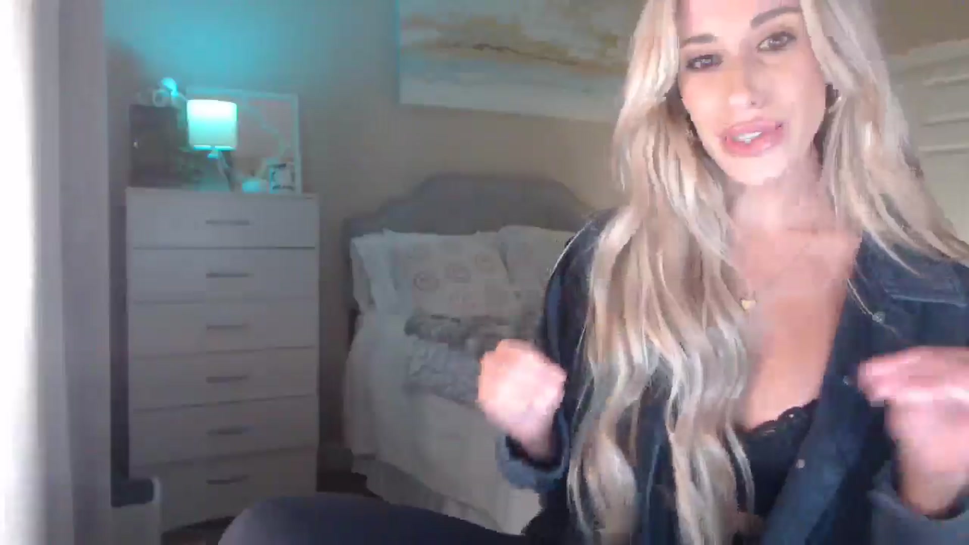 Gallery image thumbnail from Queen_bambii's myfreecams stream on, 12/18/2025, 07:35 image 7 of 20