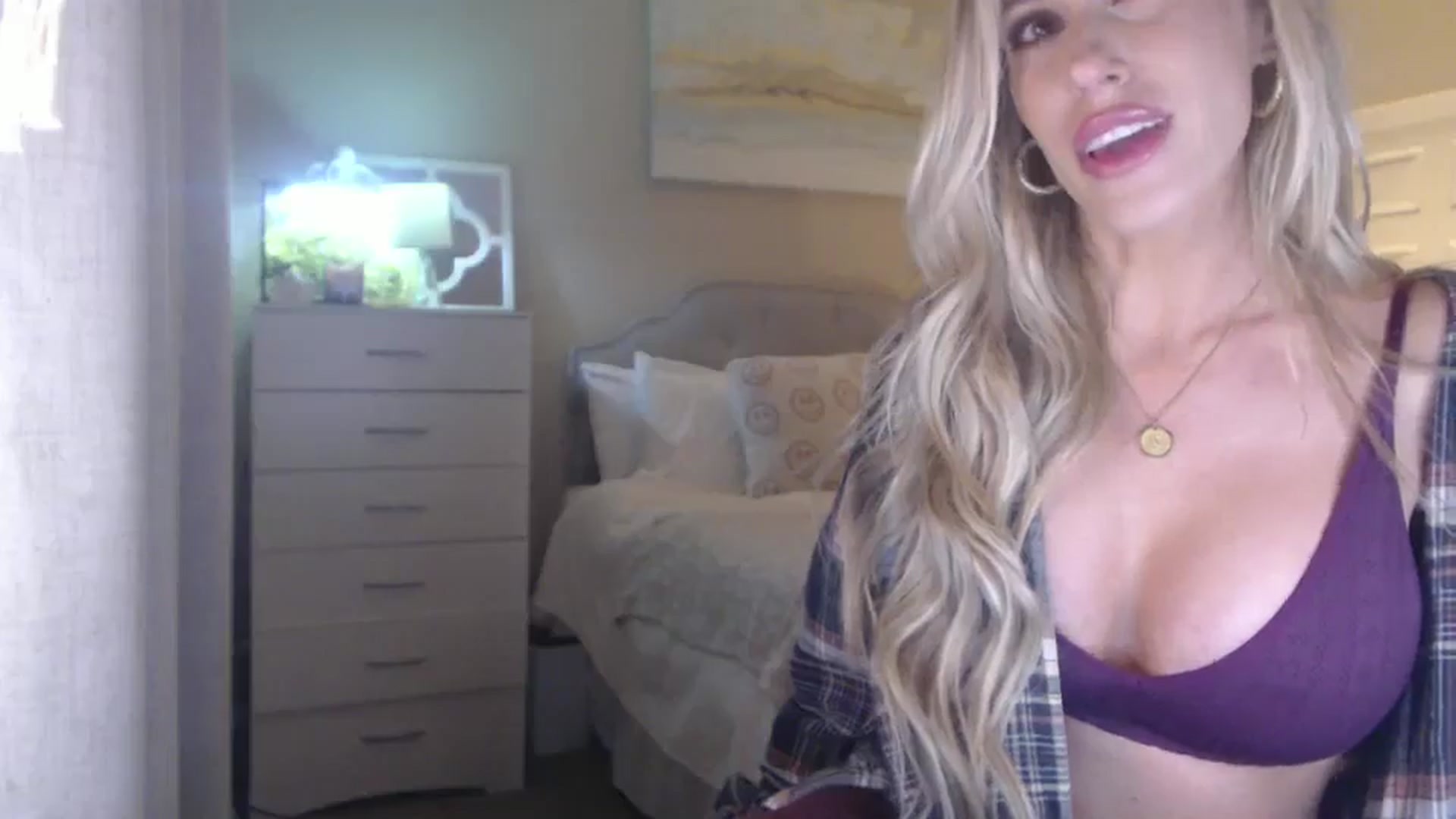 Gallery image thumbnail from Queen_bambii's myfreecams stream on, 02/04/2026, 09:10 image 4 of 20