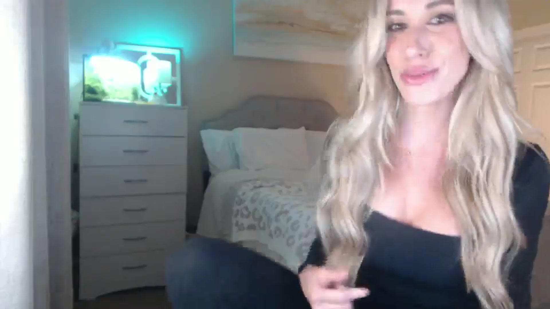 Gallery image thumbnail from Queen_bambii's myfreecams stream on, 03/05/2026, 08:32 image 18 of 20