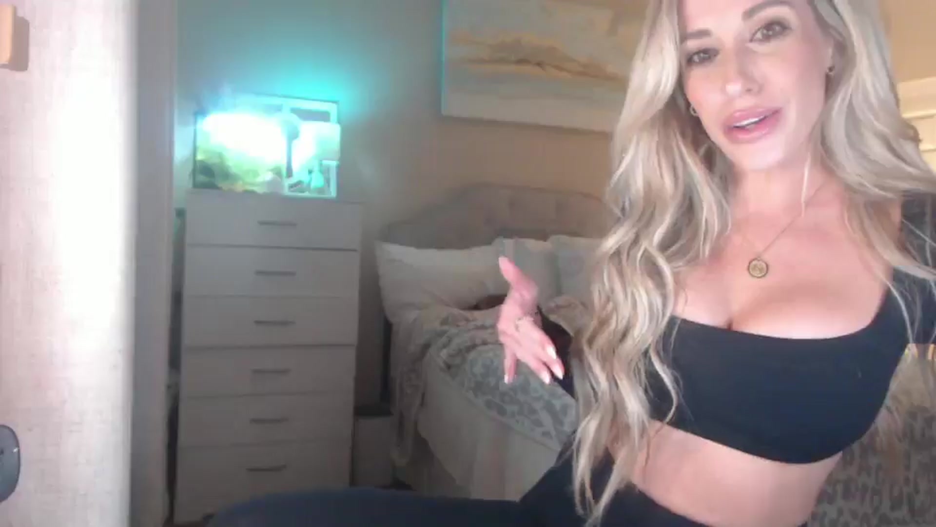 Gallery image thumbnail from Queen_bambii's myfreecams stream on, 03/11/2026, 07:12 image 13 of 20