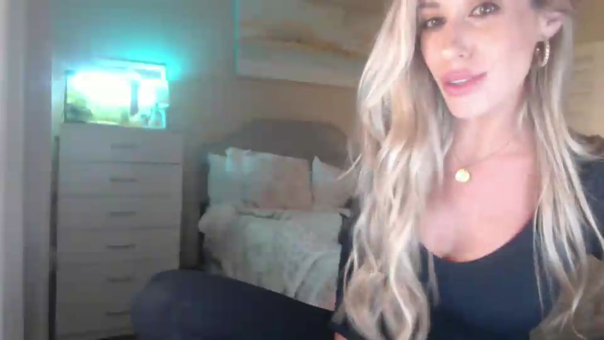Gallery image thumbnail from Queen_bambii's myfreecams stream on, 03/25/2026, 06:48 image 18 of 20