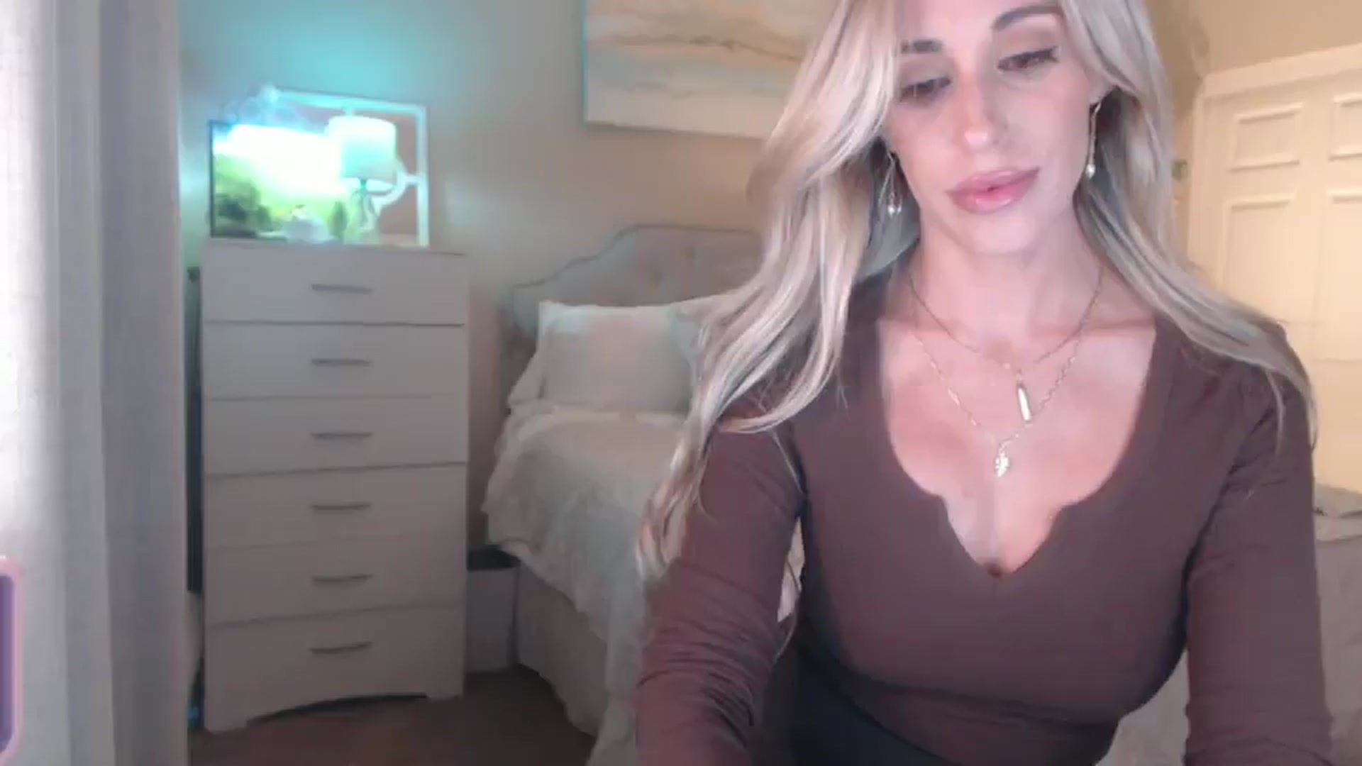 Gallery image thumbnail from Queen_bambii's myfreecams stream on, 04/14/2026, 06:33 image 10 of 20