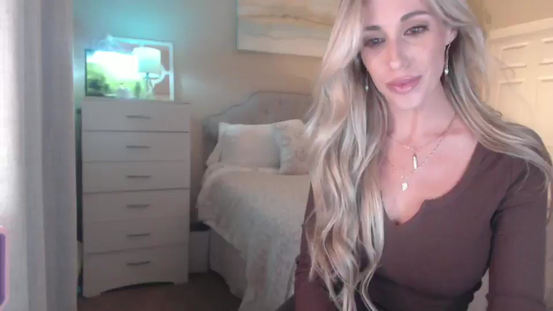Gallery image thumbnail from Queen_bambii's myfreecams stream on, 04/14/2026, 06:33 image 11 of 20