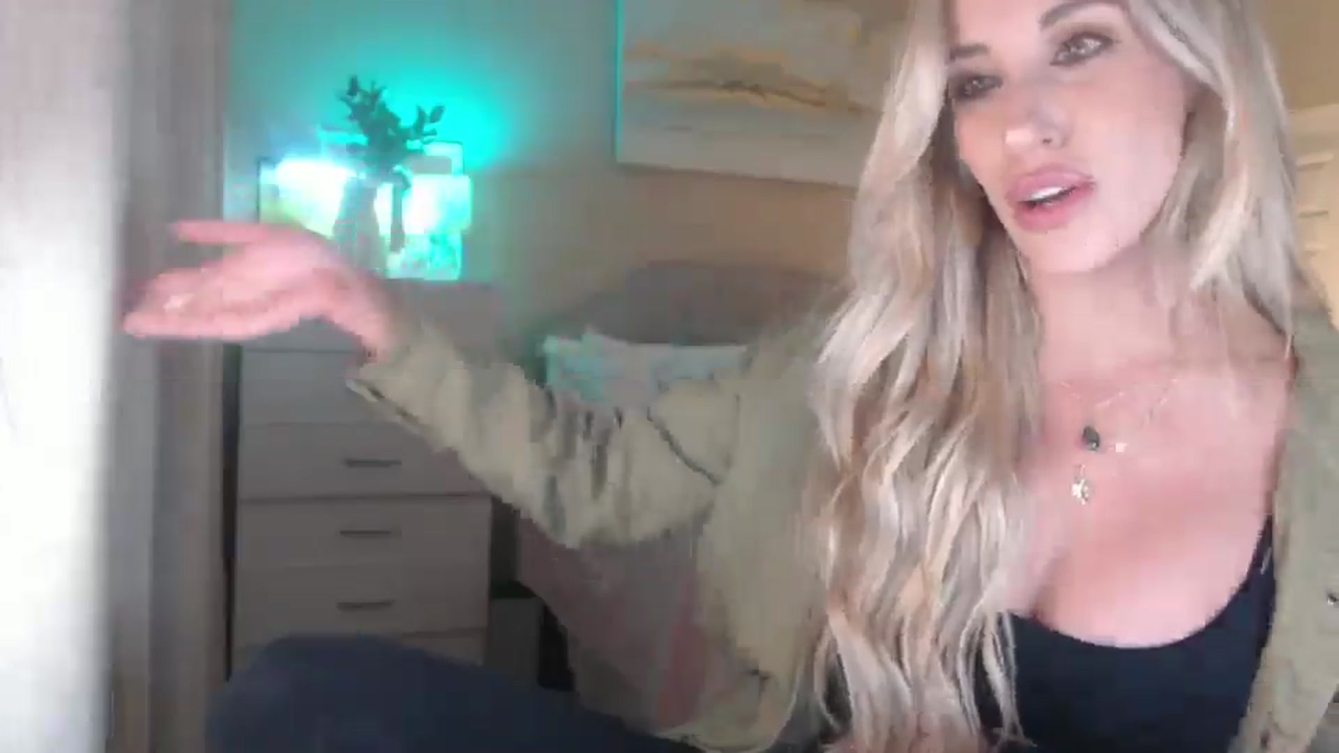 Gallery image thumbnail from Queen_bambii's myfreecams stream on, 05/07/2026, 07:32 image 4 of 20