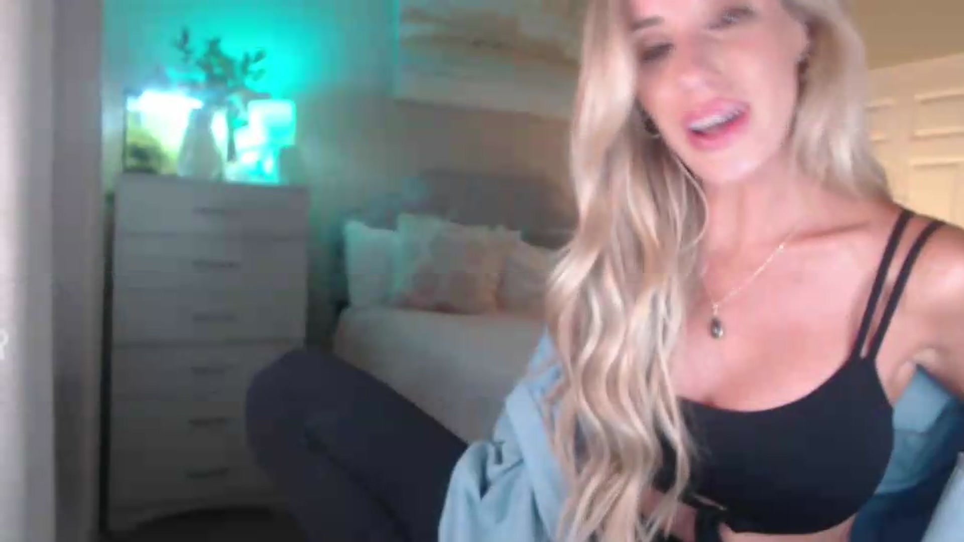 Gallery image thumbnail from Queen_bambii's myfreecams stream on, 05/14/2026, 06:45 image 16 of 20