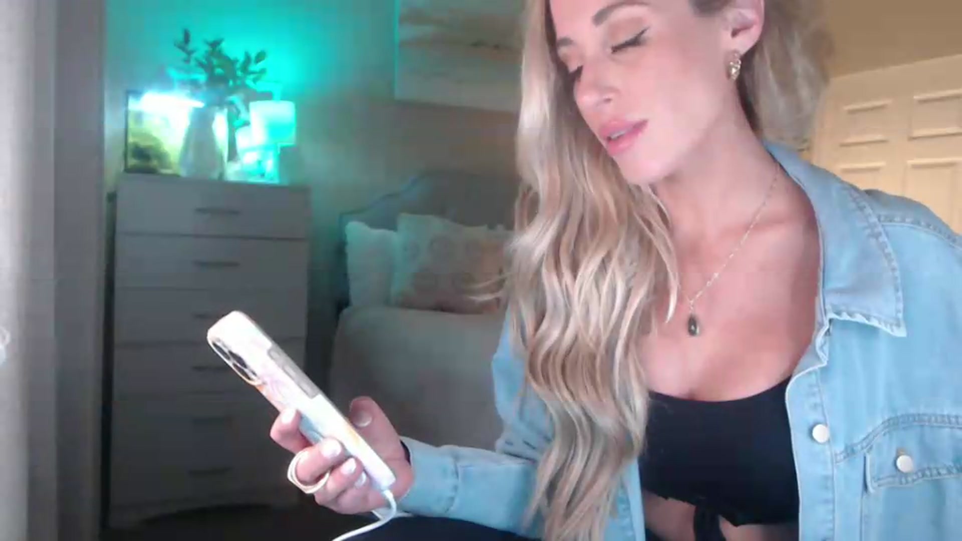 Gallery image thumbnail from Queen_bambii's myfreecams stream on, 05/14/2026, 06:45 image 17 of 20