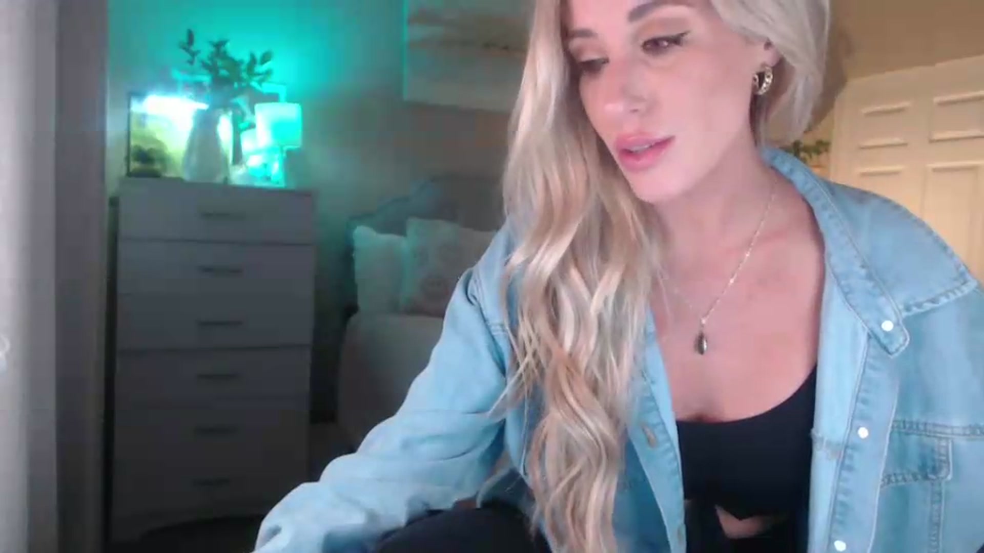 Gallery image thumbnail from Queen_bambii's myfreecams stream on, 05/14/2026, 06:45 image 14 of 20