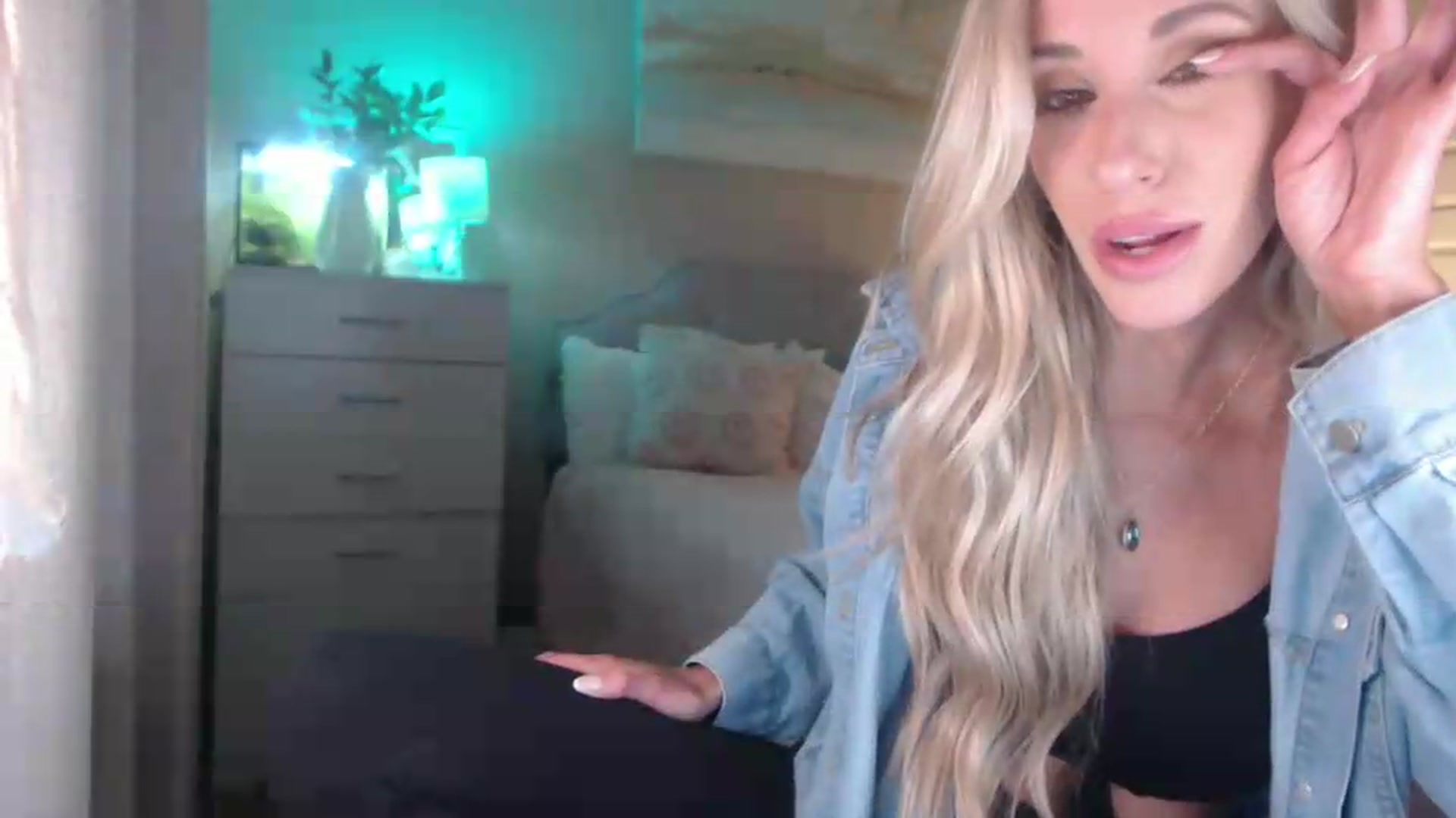 Gallery image thumbnail from Queen_bambii's myfreecams stream on, 05/14/2026, 06:45 image 9 of 20