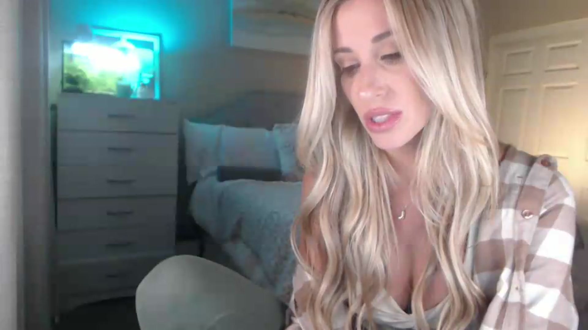 Gallery image thumbnail from Queen_bambii's myfreecams stream on, 05/21/2026, 07:57 image 16 of 20