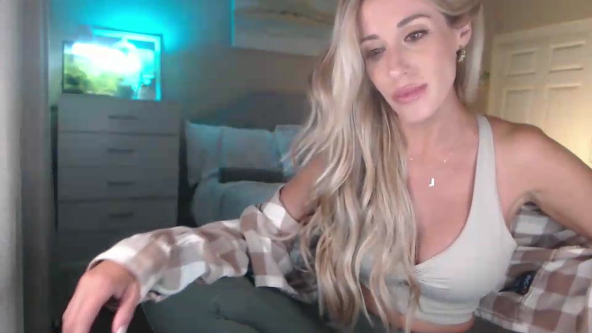 Gallery image thumbnail from Queen_bambii's myfreecams stream on, 05/21/2026, 07:57 image 14 of 20