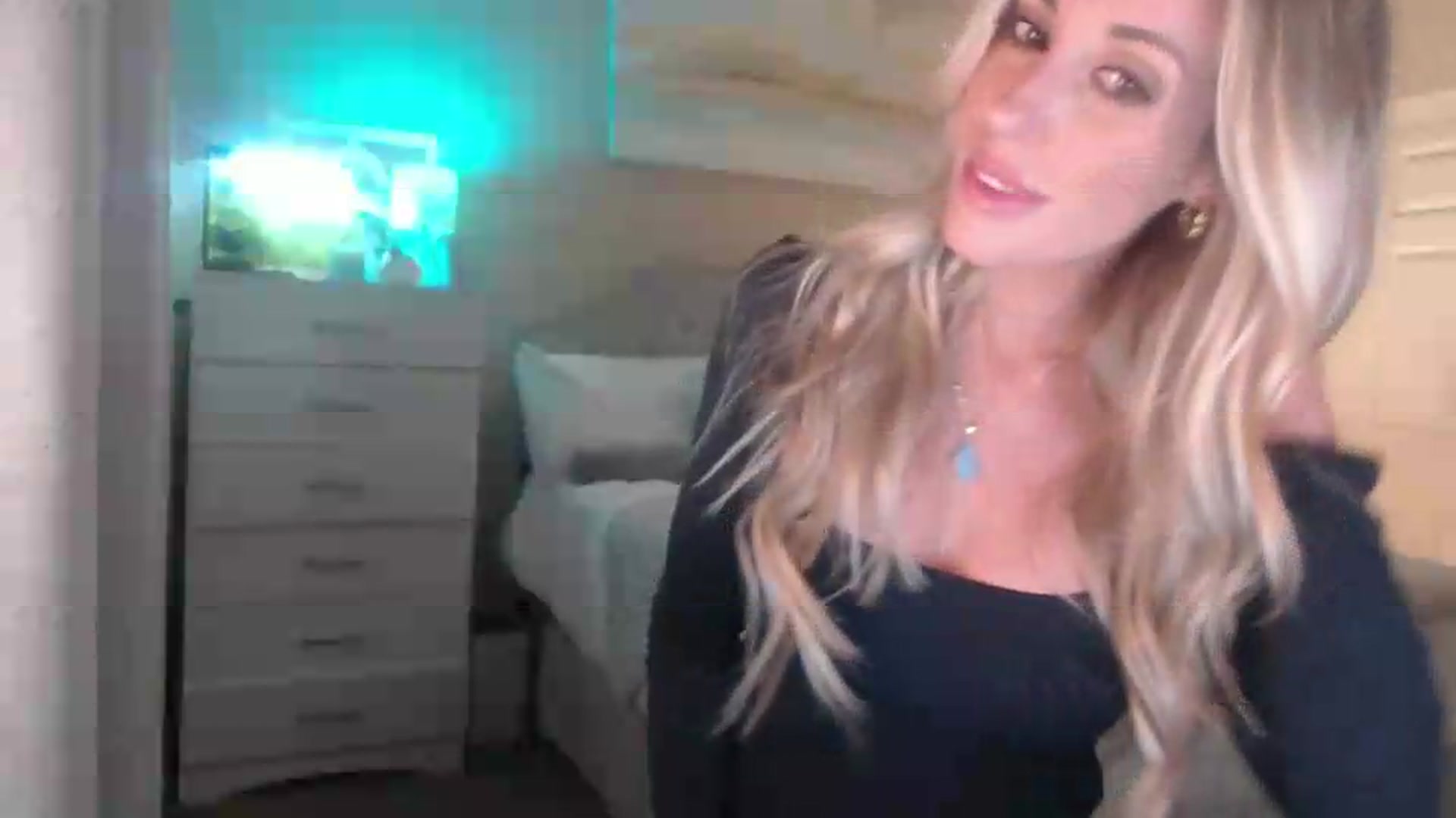 Gallery image thumbnail from Queen_bambii's myfreecams stream on, 05/23/2026, 07:28 image 18 of 20