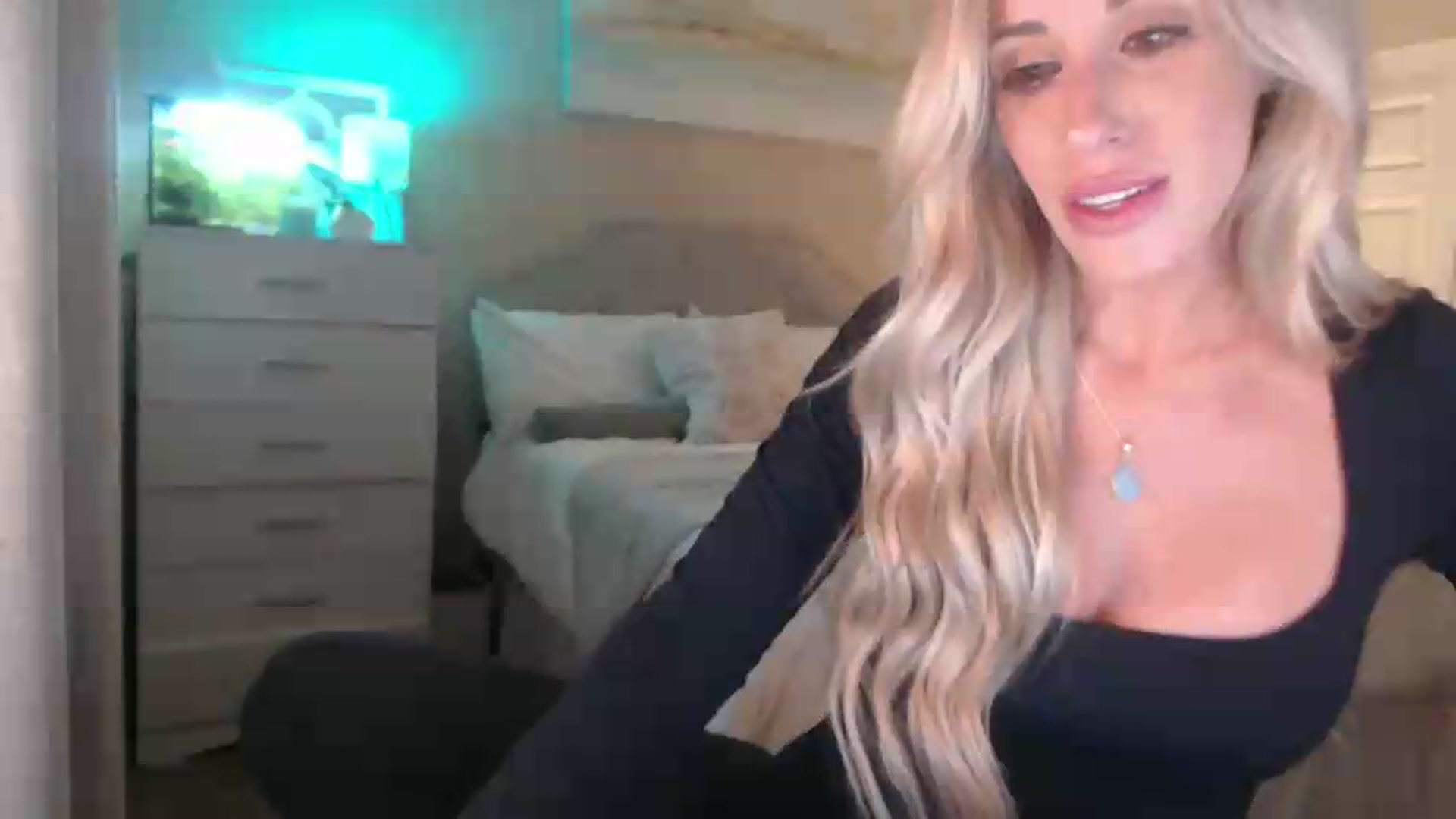 Gallery image thumbnail from Queen_bambii's myfreecams stream on, 05/23/2026, 07:28 image 6 of 20